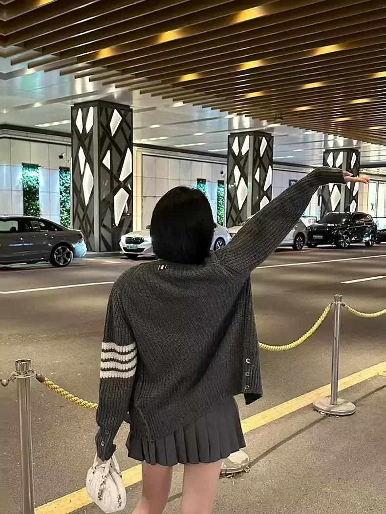 톰브라운 두꺼운 울 루즈핏 남녀공용 긴소매 가디건 상세 이미지 46