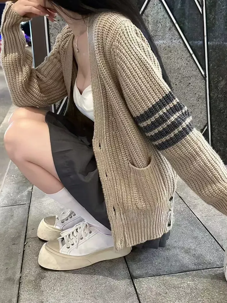 톰브라운 두꺼운 울 루즈핏 남녀공용 긴소매 가디건 상세 이미지 49
