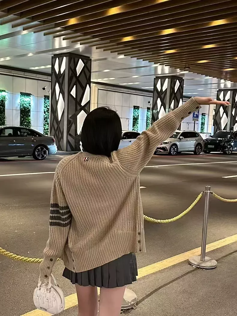 톰브라운 두꺼운 울 루즈핏 남녀공용 긴소매 가디건 상세 이미지 50