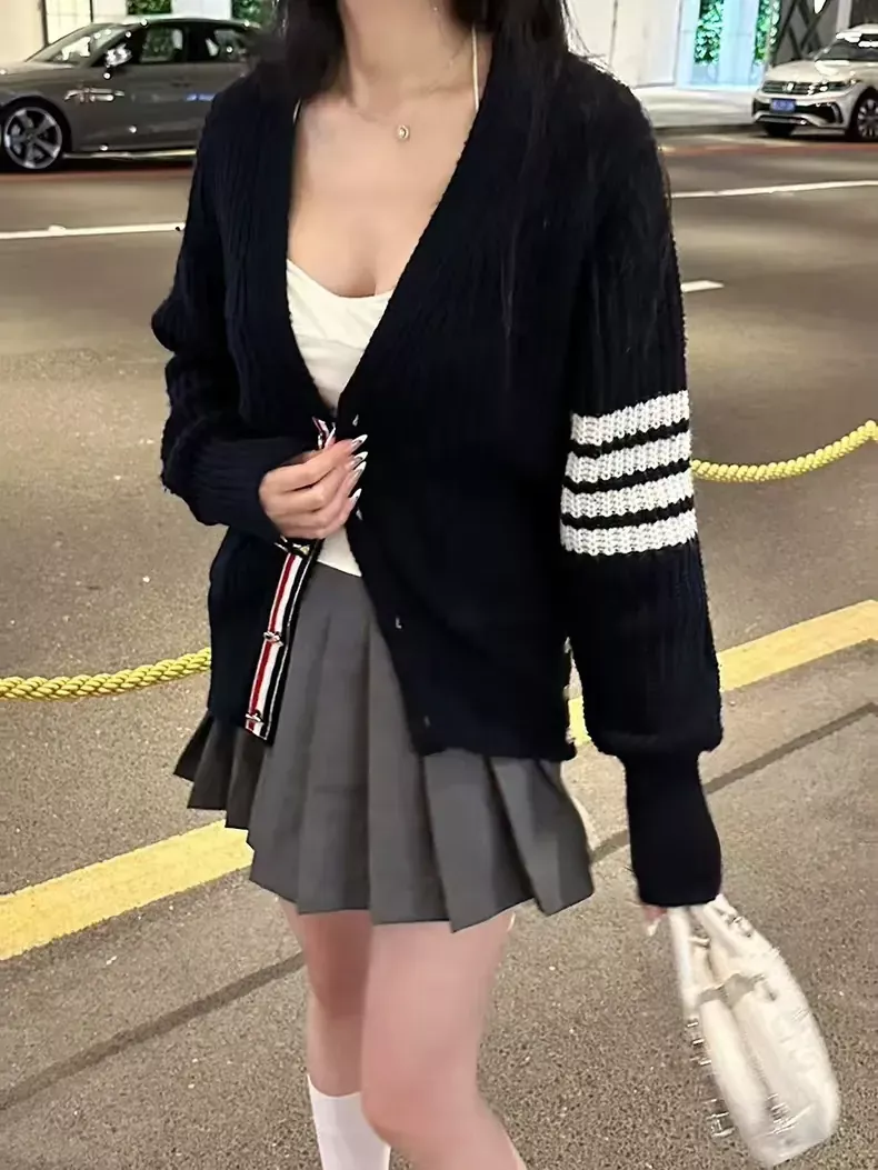 톰브라운 두꺼운 울 루즈핏 남녀공용 긴소매 가디건 상세 이미지 51
