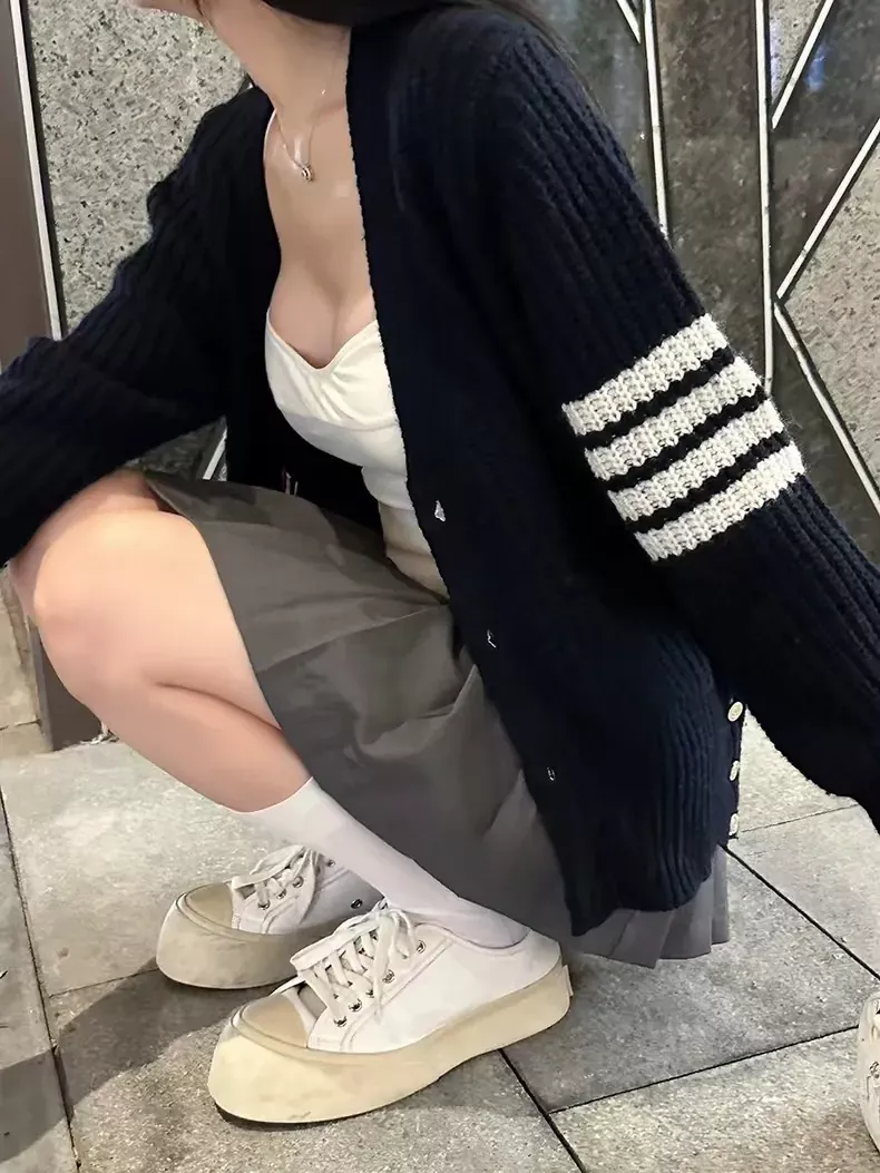 톰브라운 두꺼운 울 루즈핏 남녀공용 긴소매 가디건 상세 이미지 52