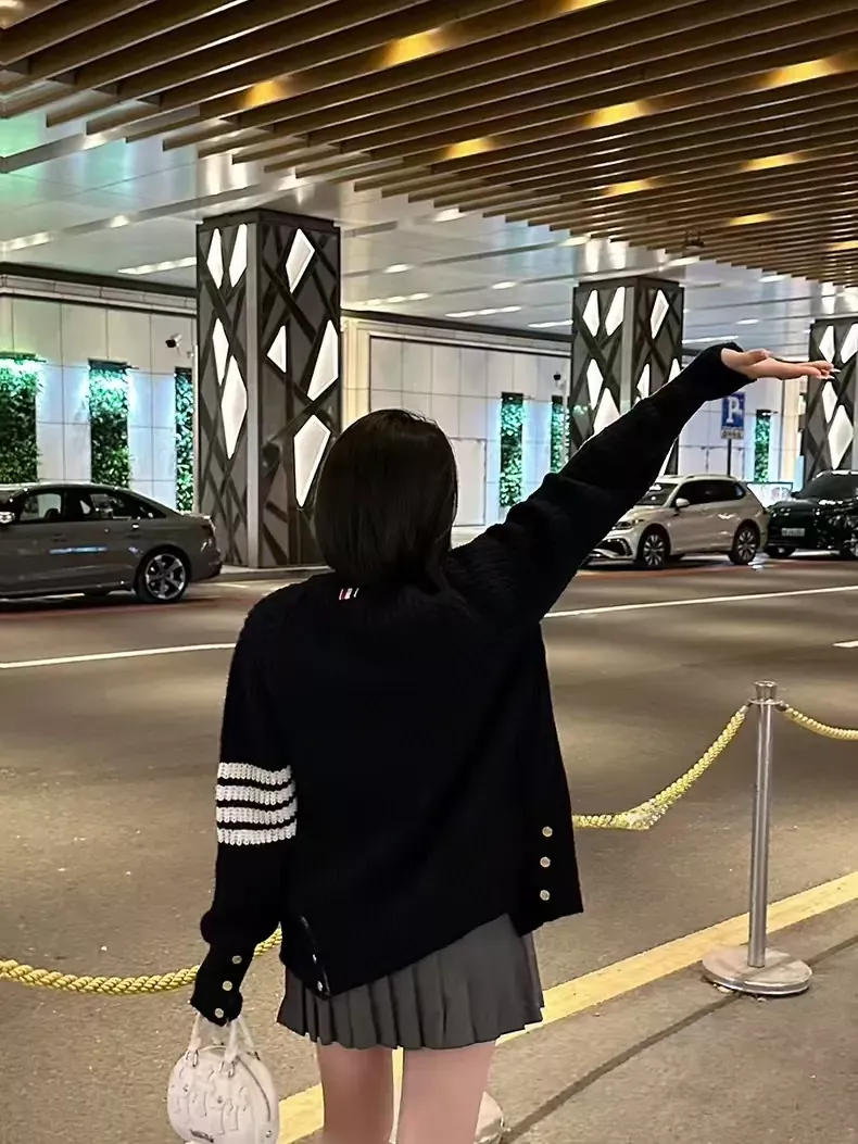 톰브라운 두꺼운 울 루즈핏 남녀공용 긴소매 가디건 상세 이미지 53