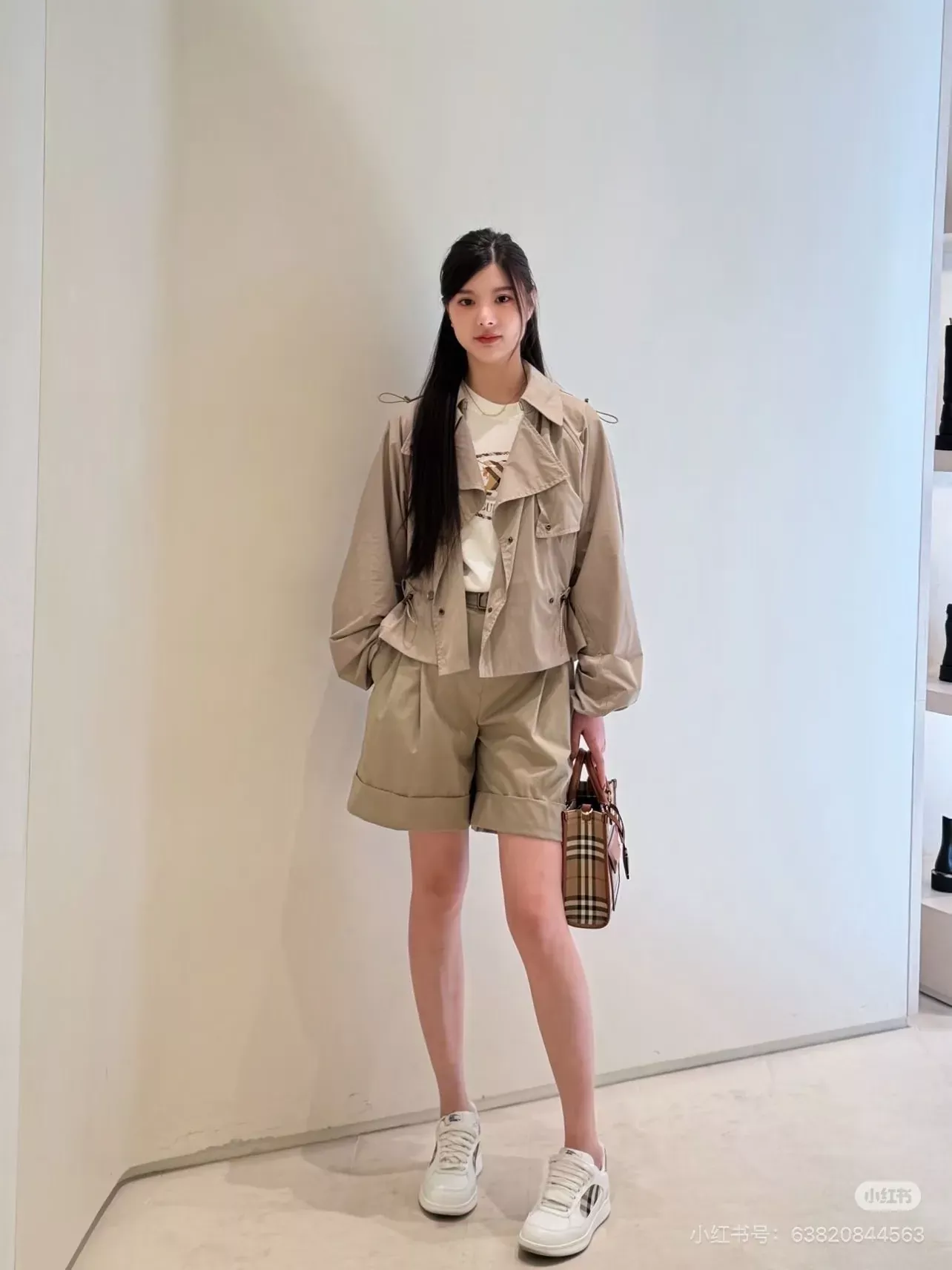 버버리 탈부착 후드 스트링 여성용 쇼트 코트 상세 이미지 16