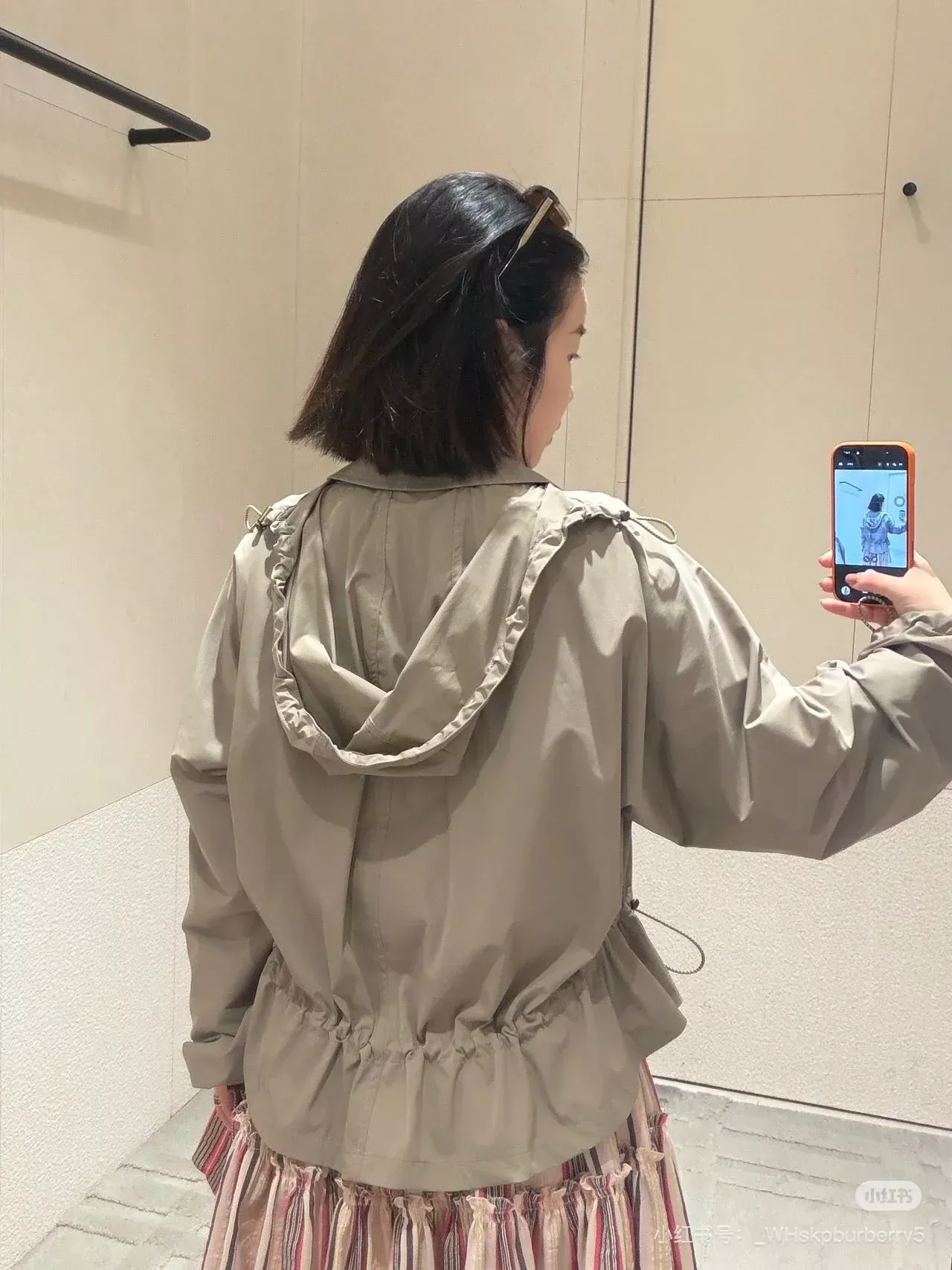 버버리 탈부착 후드 스트링 여성용 쇼트 코트 상세 이미지 18