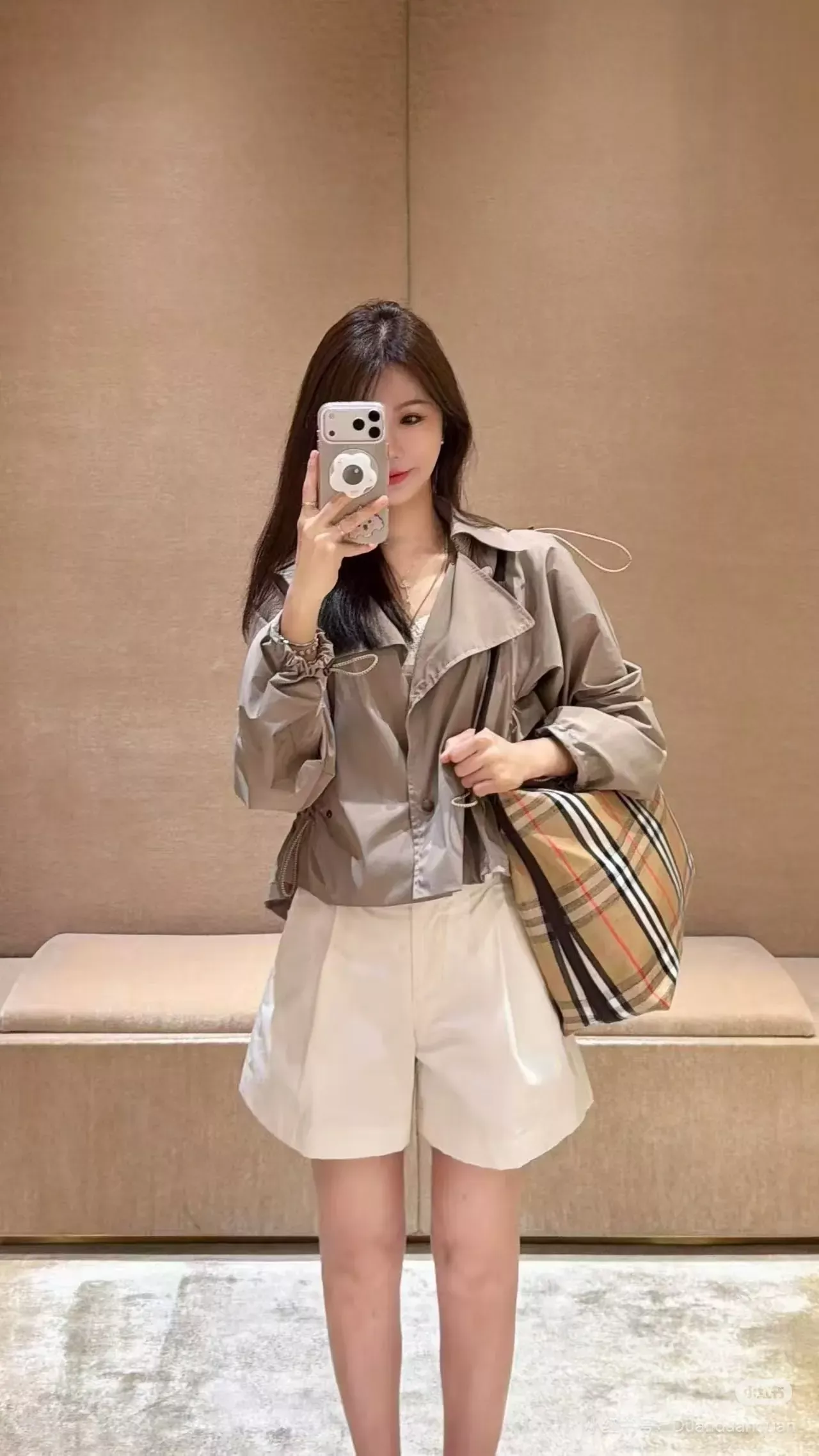 버버리 탈부착 후드 스트링 여성용 쇼트 코트 상세 이미지 32