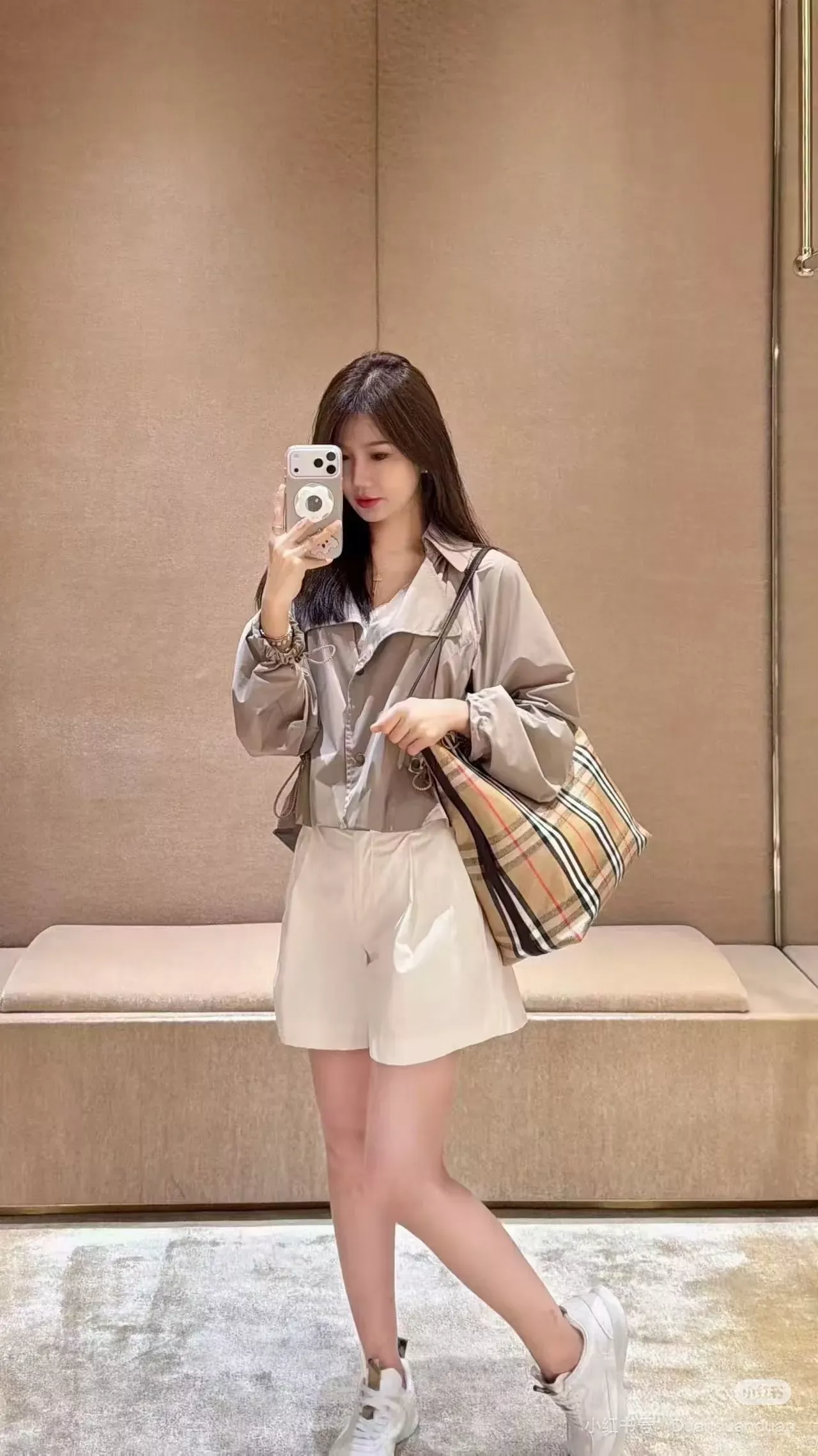 버버리 탈부착 후드 스트링 여성용 쇼트 코트 상세 이미지 33