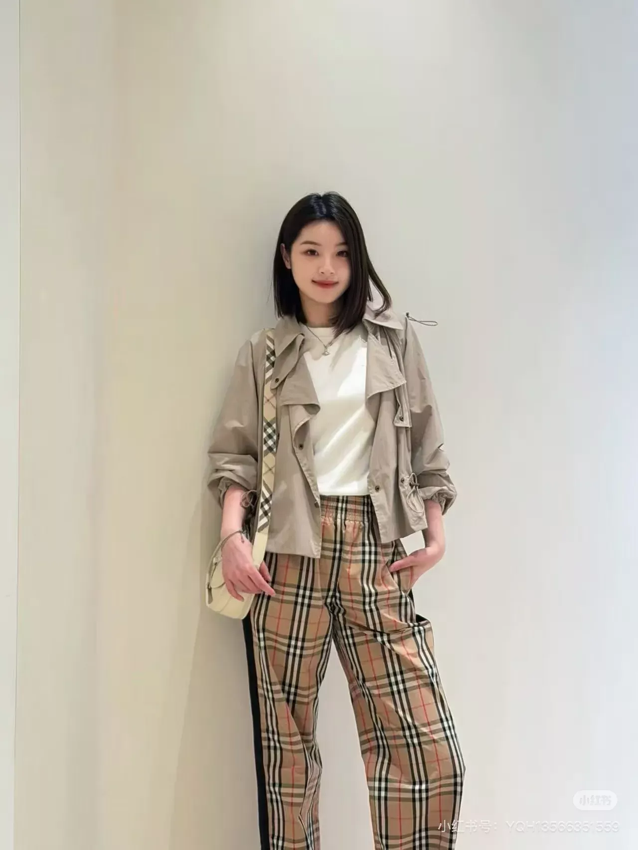 버버리 탈부착 후드 스트링 여성용 쇼트 코트 상세 이미지 53