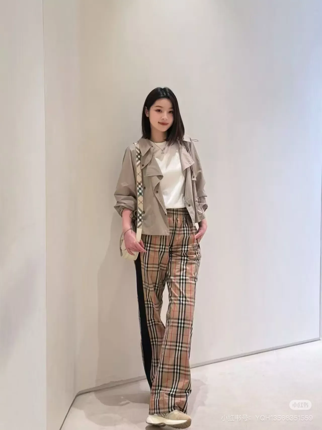 버버리 탈부착 후드 스트링 여성용 쇼트 코트 상세 이미지 54