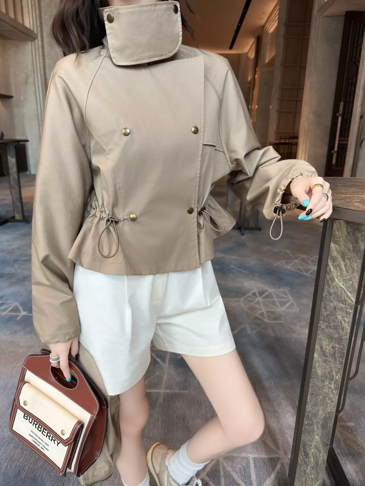 버버리 탈부착 후드 스트링 여성용 쇼트 코트 상세 이미지 80