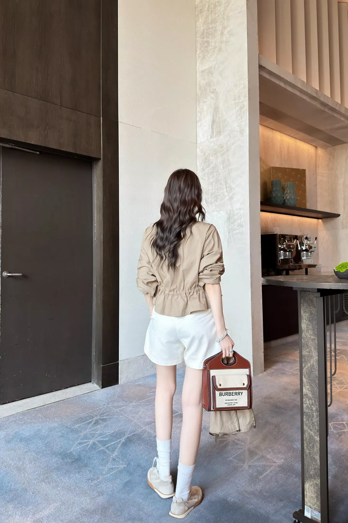 버버리 탈부착 후드 스트링 여성용 쇼트 코트 상세 이미지 82