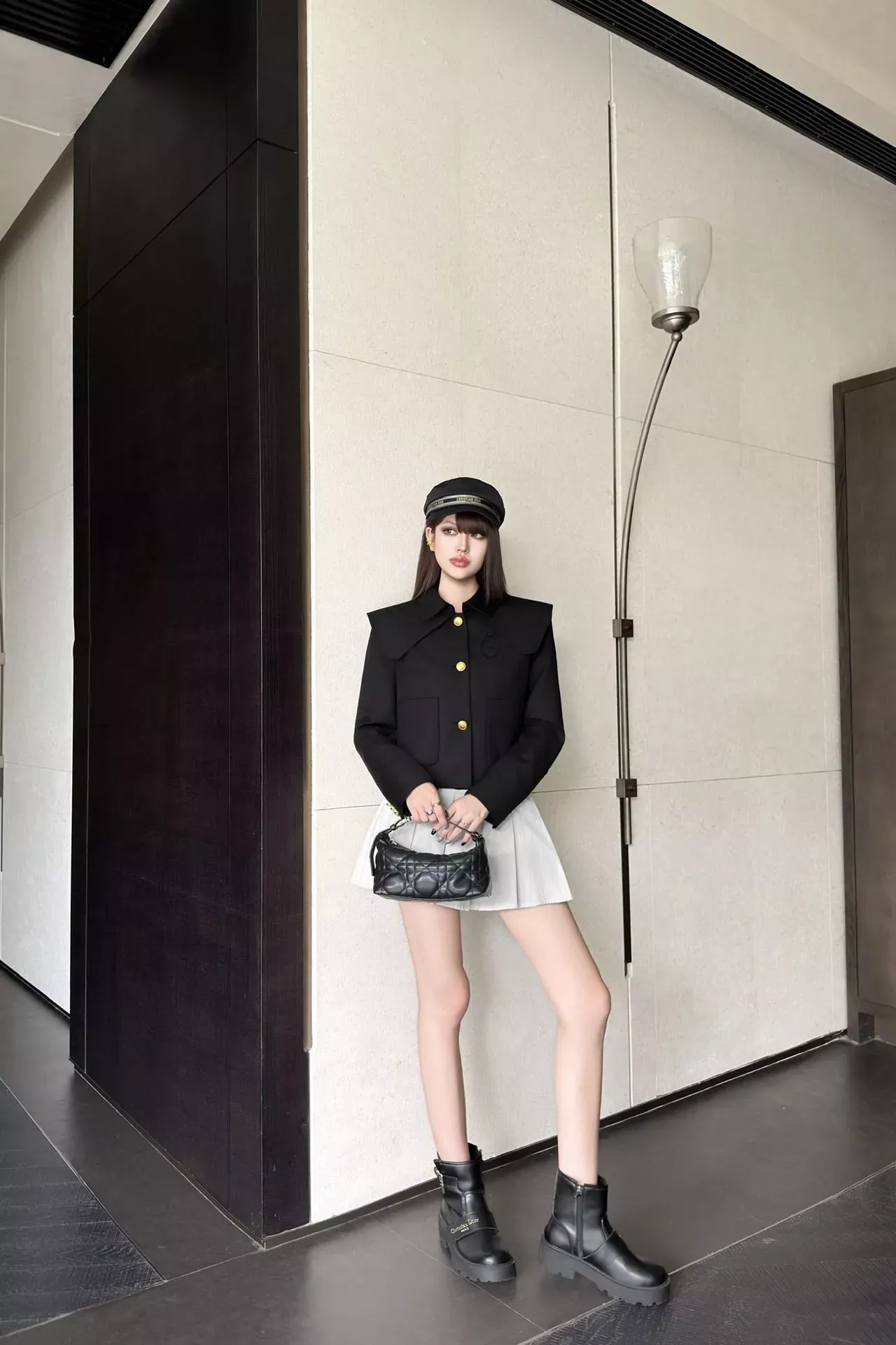 디올 와이드 칼라 크롭 여성용 버튼 재킷 상세 이미지 16