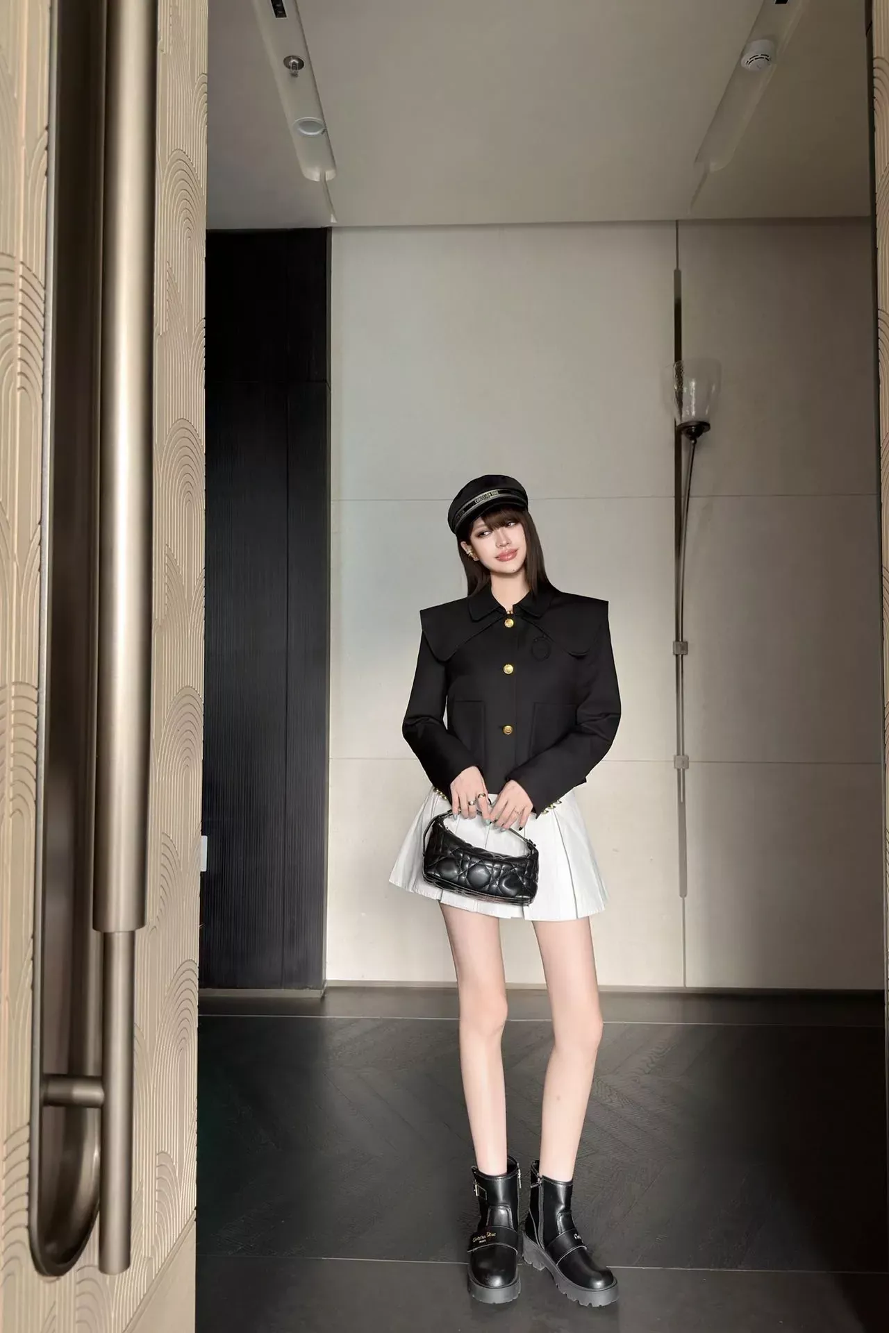 디올 와이드 칼라 크롭 여성용 버튼 재킷 상세 이미지 18