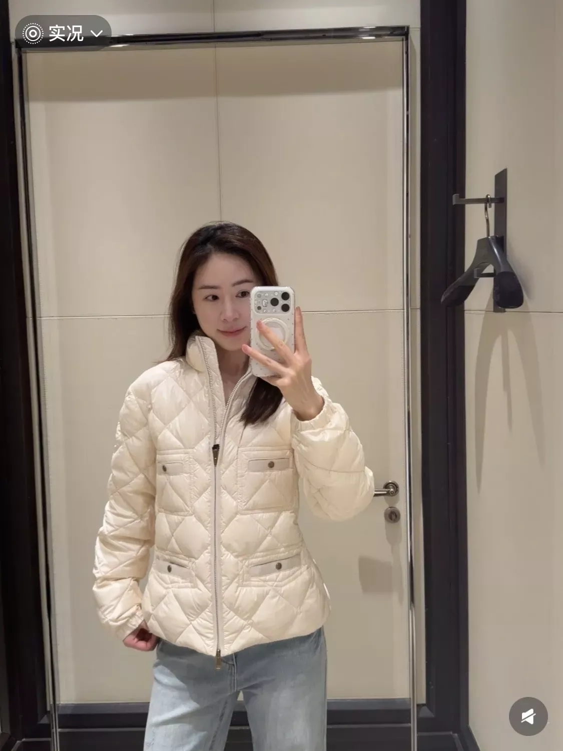 몽클레어 멀티 포켓 스탠드넥 여성용 쇼트 패딩 상세 이미지 24
