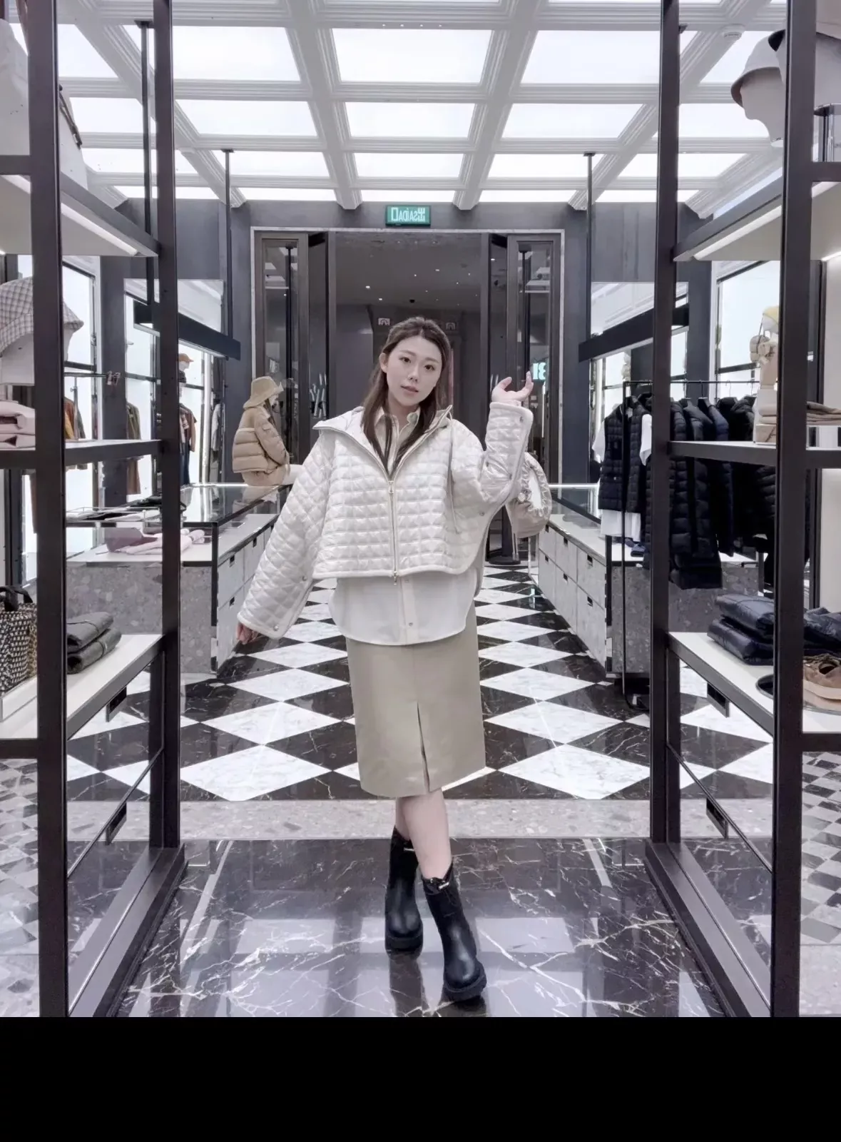 몽클레어 격자 텍스처 쇼트 여성용 후드 재킷 상세 이미지 15