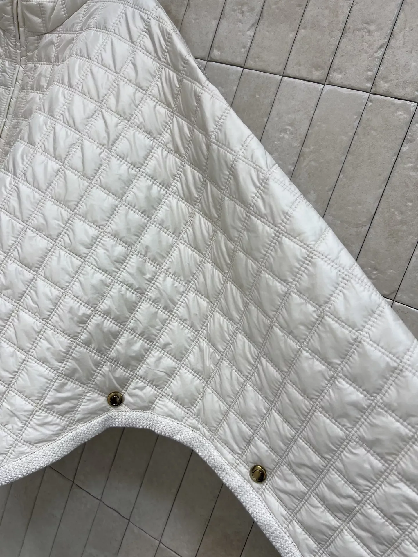 몽클레어 격자 텍스처 쇼트 여성용 후드 재킷 상세 이미지 4