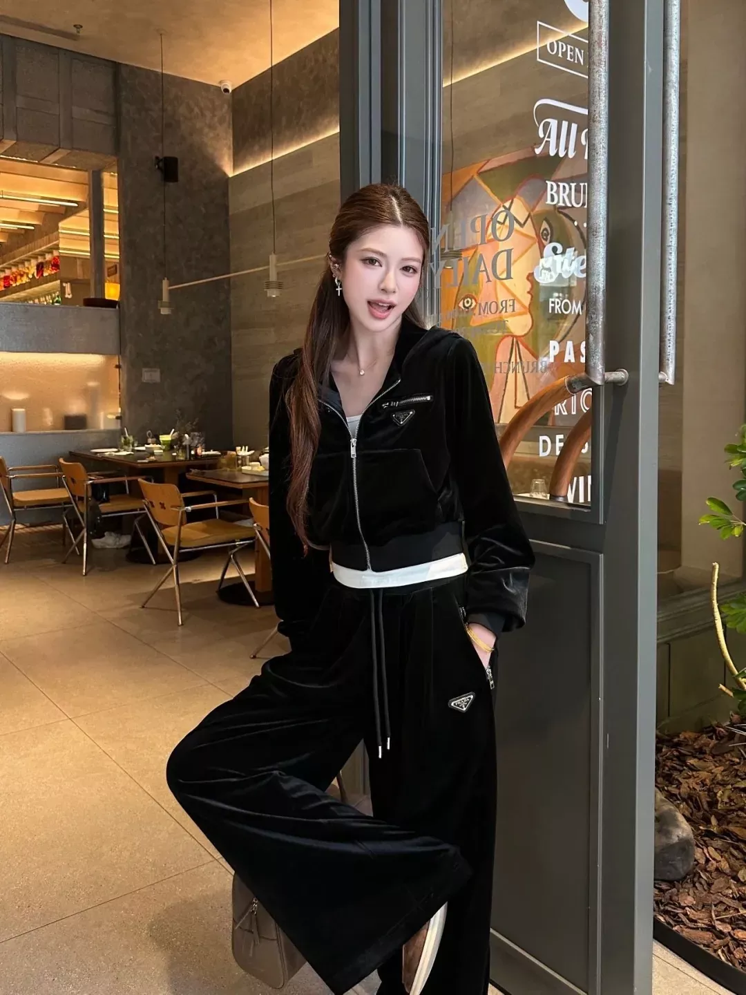 프라다 벨벳 후드 집업 여성용 상하의 세트 상세 이미지 12