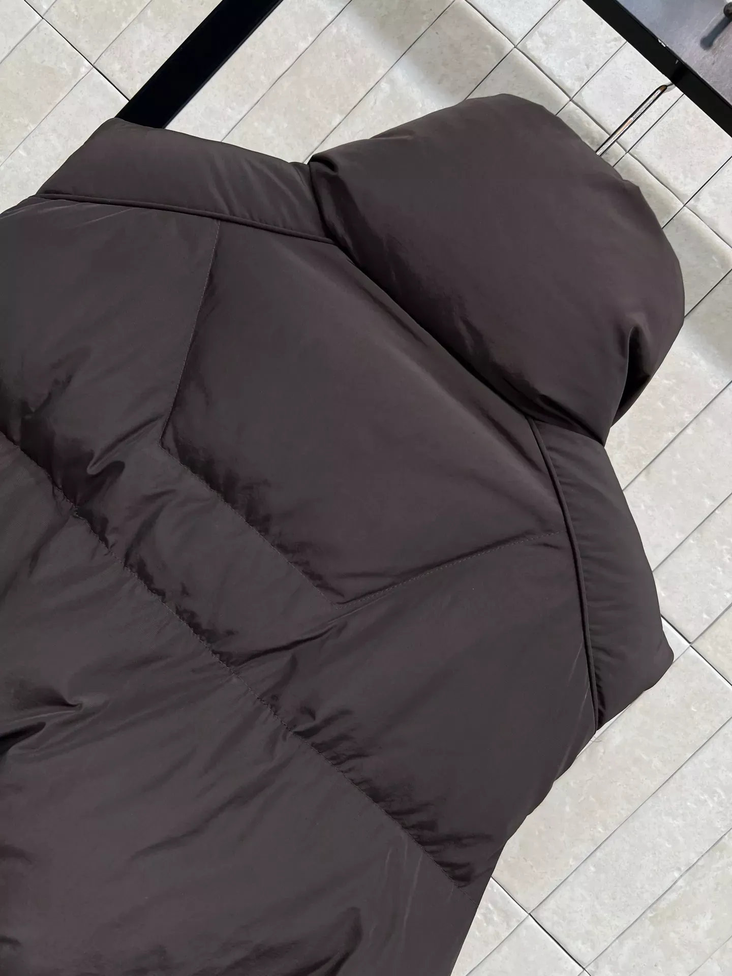 프라다 하이넥 쇼트 여성용 패딩 조끼 상세 이미지 8