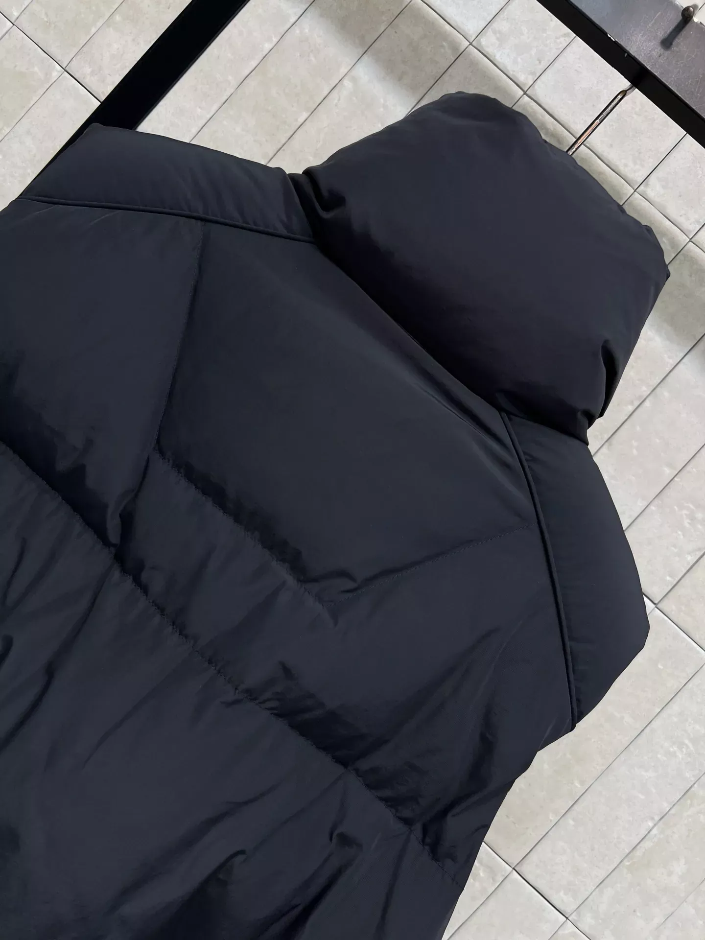 프라다 하이넥 쇼트 여성용 패딩 조끼 상세 이미지 8