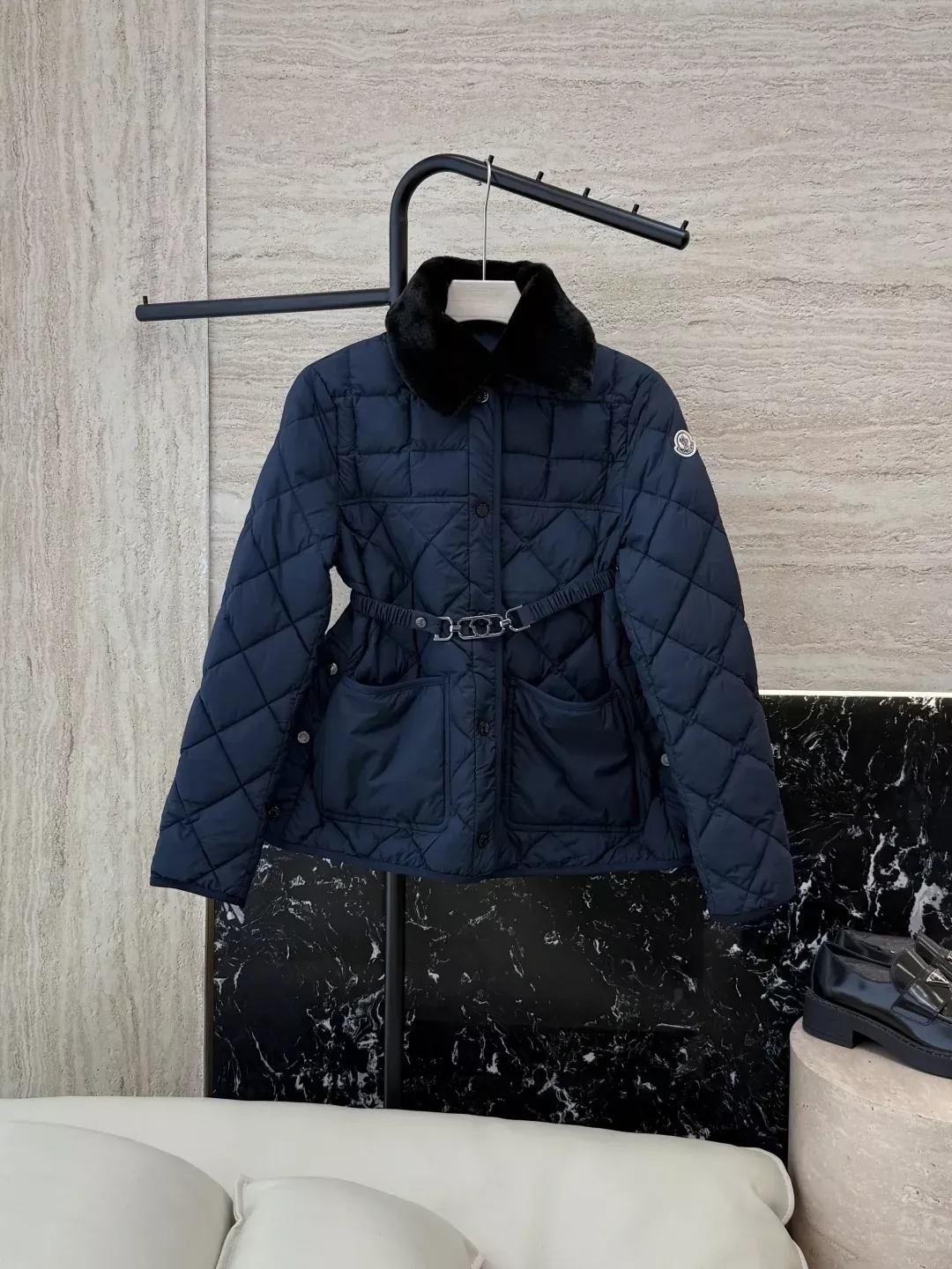 몽클레어 체크 퀼팅 퍼 카라 여성용 쇼트 패딩 상세 이미지 1