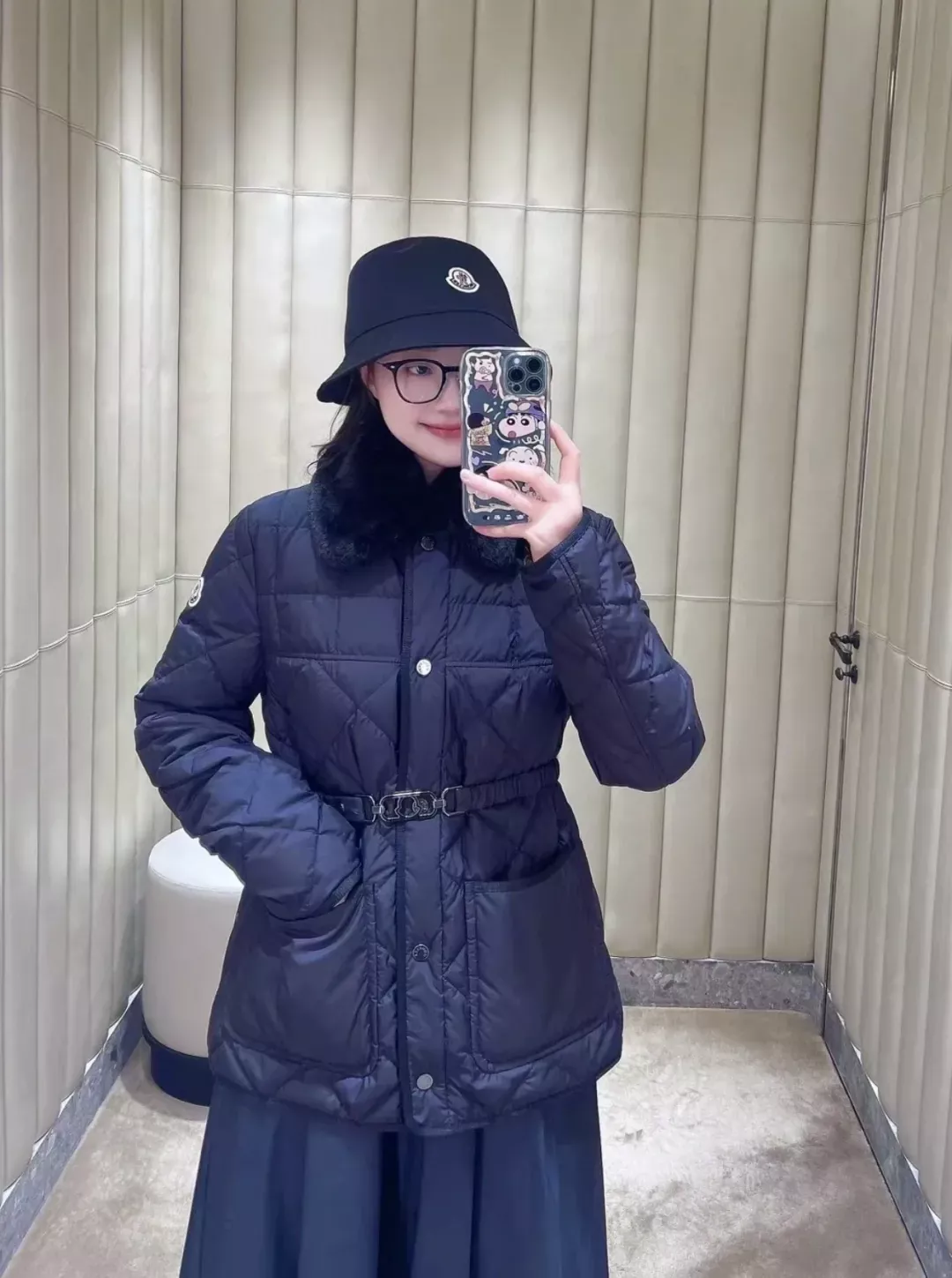 몽클레어 체크 퀼팅 퍼 카라 여성용 쇼트 패딩 상세 이미지 14