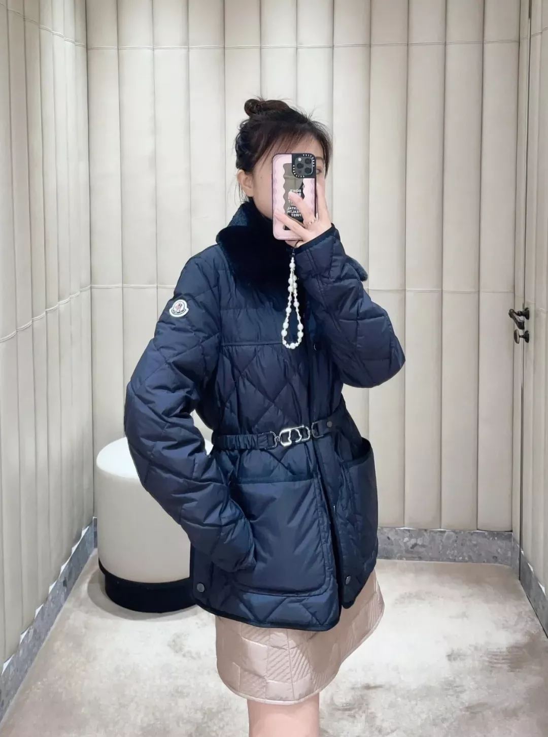 몽클레어 체크 퀼팅 퍼 카라 여성용 쇼트 패딩 상세 이미지 18