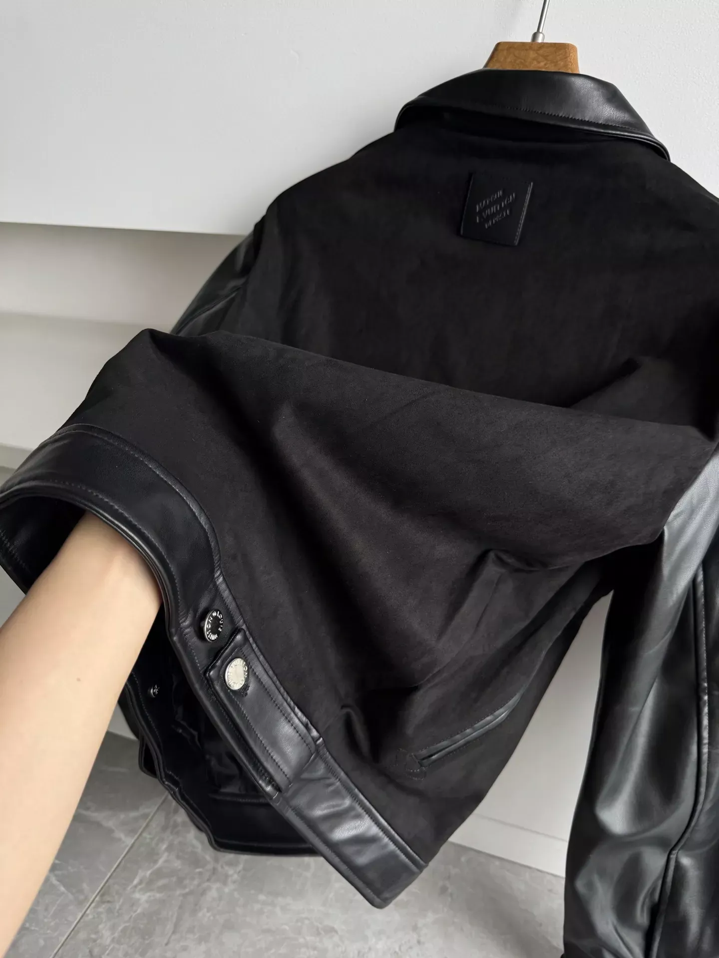 루이비통 스웨이드 배색 집업 남녀공용 가죽 재킷 상세 이미지 32