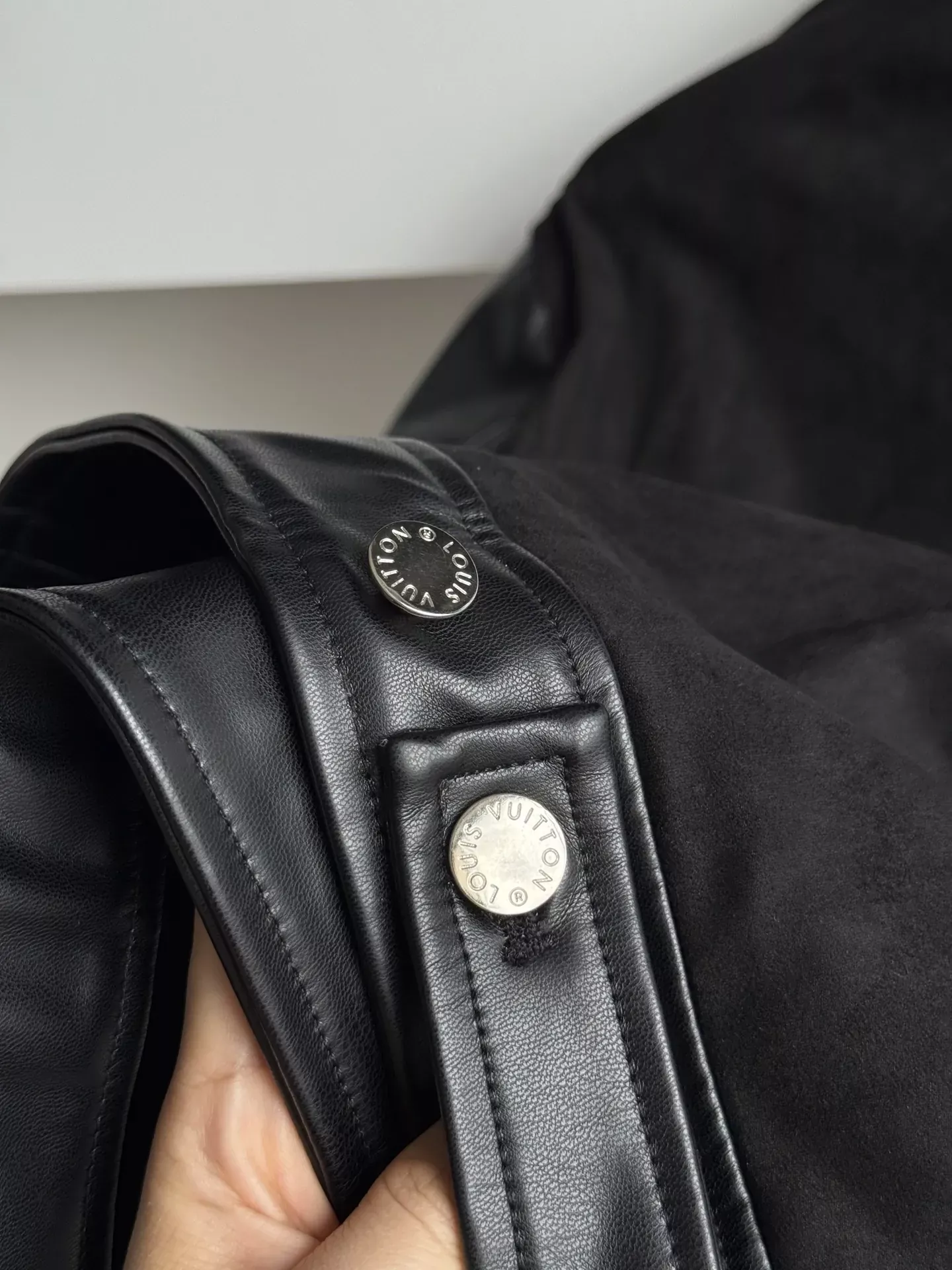루이비통 스웨이드 배색 집업 남녀공용 가죽 재킷 상세 이미지 46