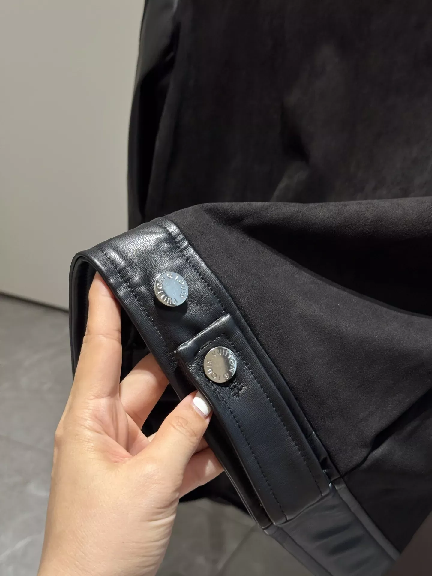 루이비통 스웨이드 배색 집업 남녀공용 가죽 재킷 상세 이미지 9
