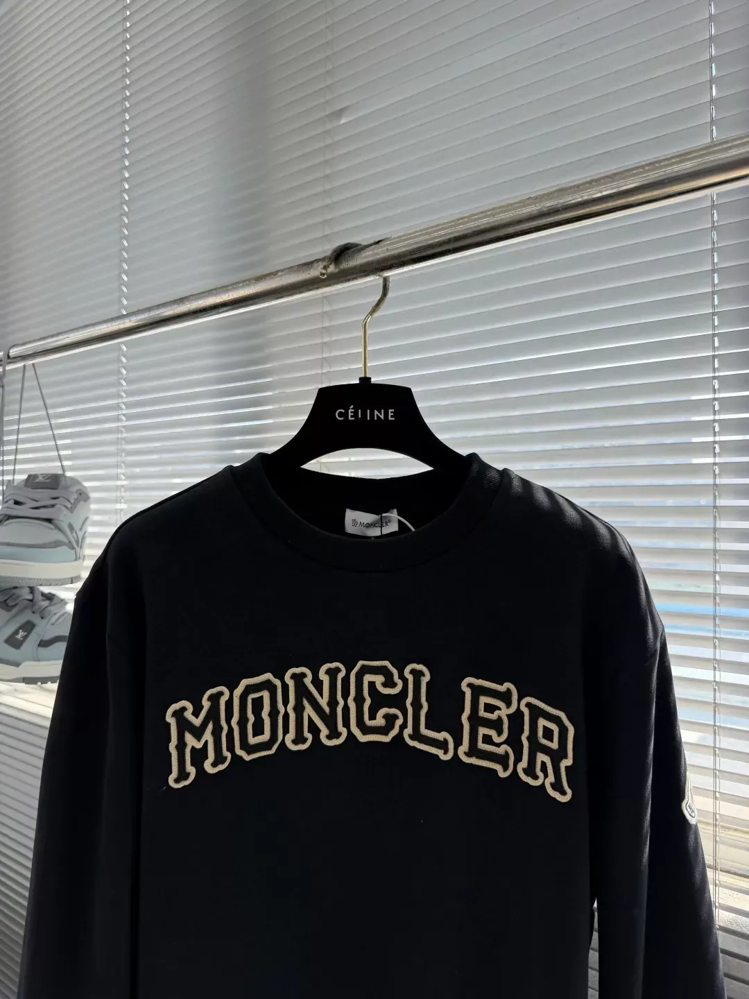 몽클레어 자수 패치 로고 남녀공용 맨투맨 티셔츠 상세 이미지 2