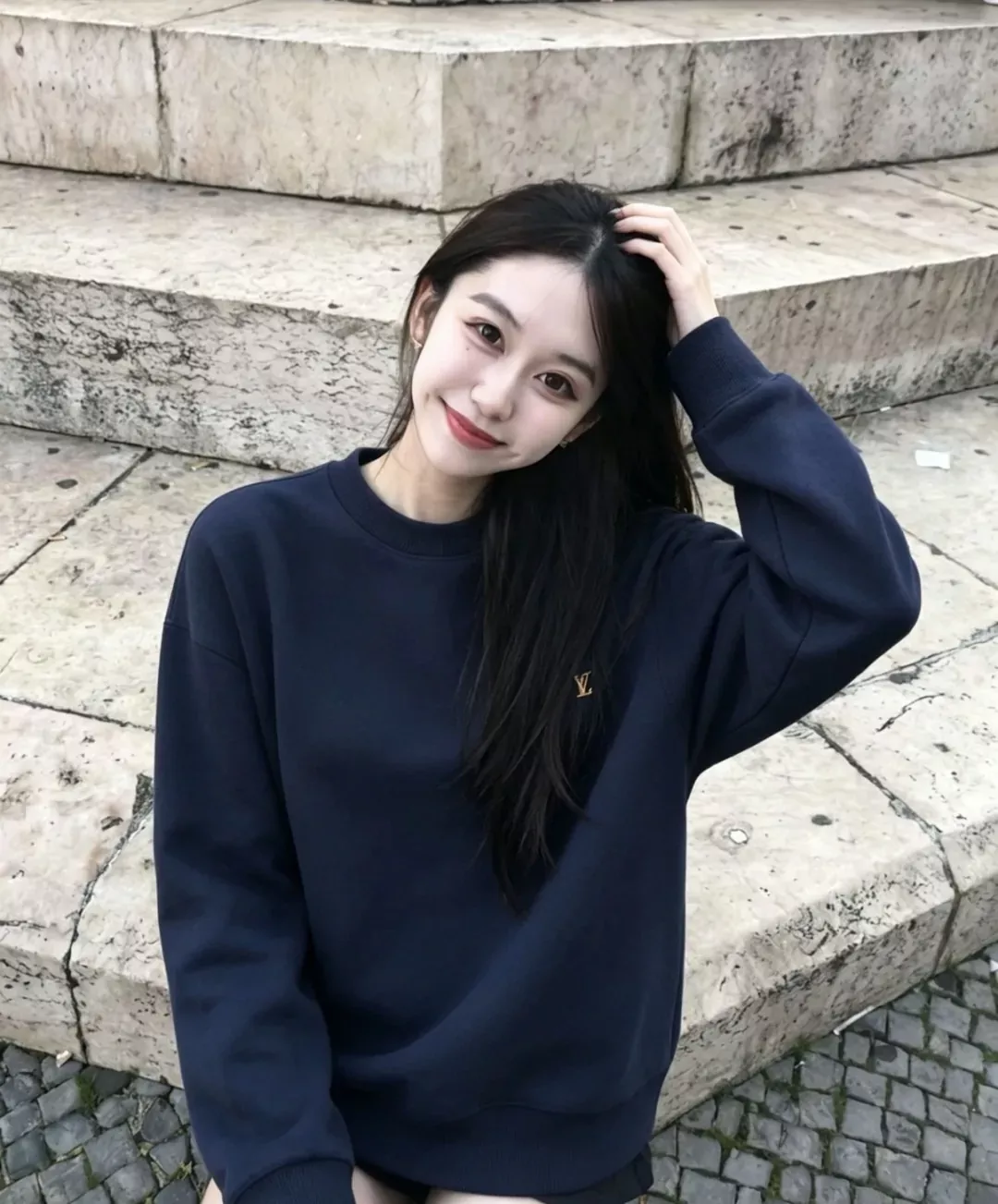루이비통 가죽 로고 자수 원단 맨투맨 티셔츠 상세 이미지 10
