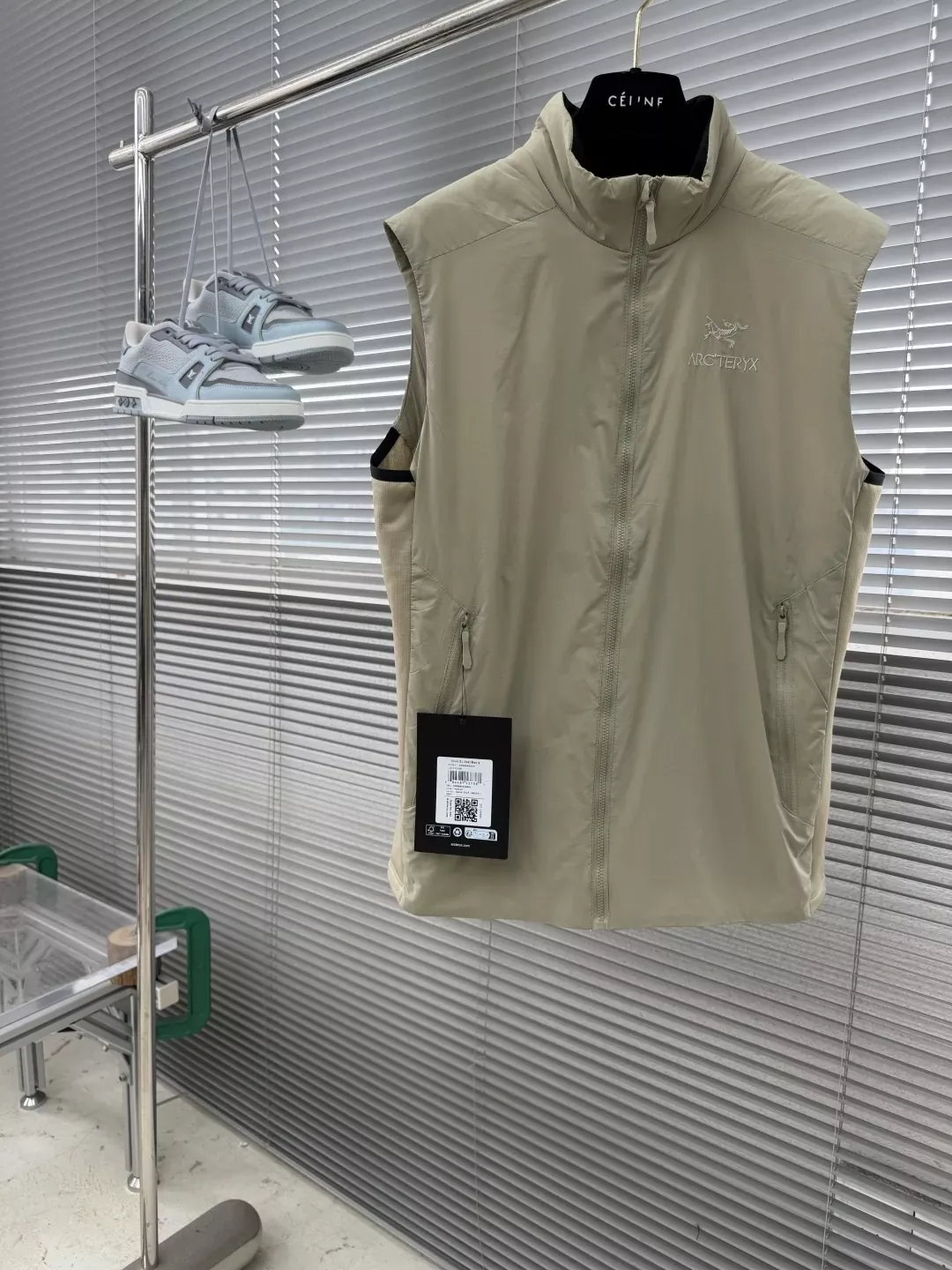 아크테릭스 경량 보온 스탠드칼라 남녀공용 집업 조끼 상세 이미지 1