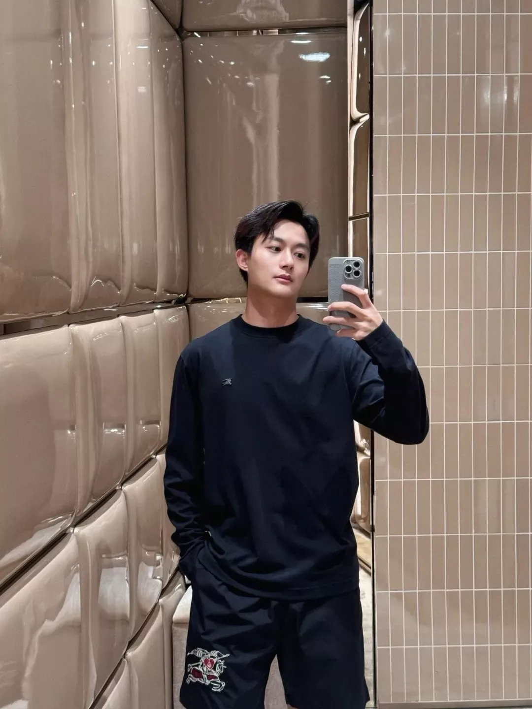 버버리 전마 로고 코튼 남녀공용 긴소매 티셔츠 상세 이미지 24