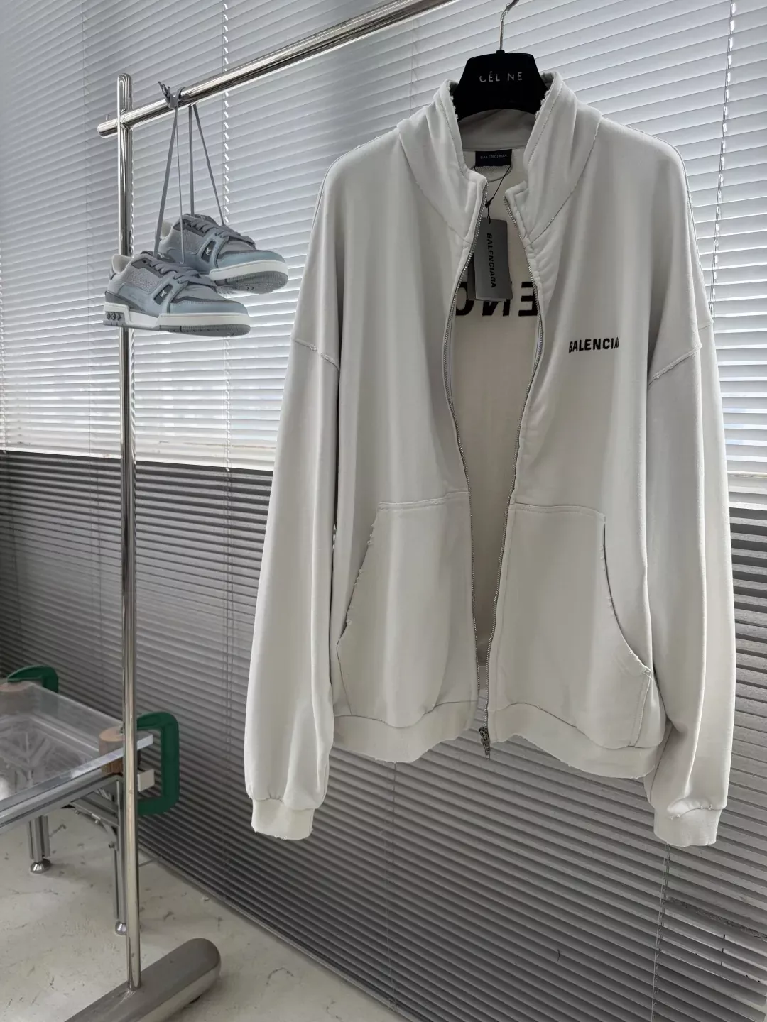 발렌시아가 로고 자수 하이넥 남녀공용 집업 재킷 상세 이미지 2