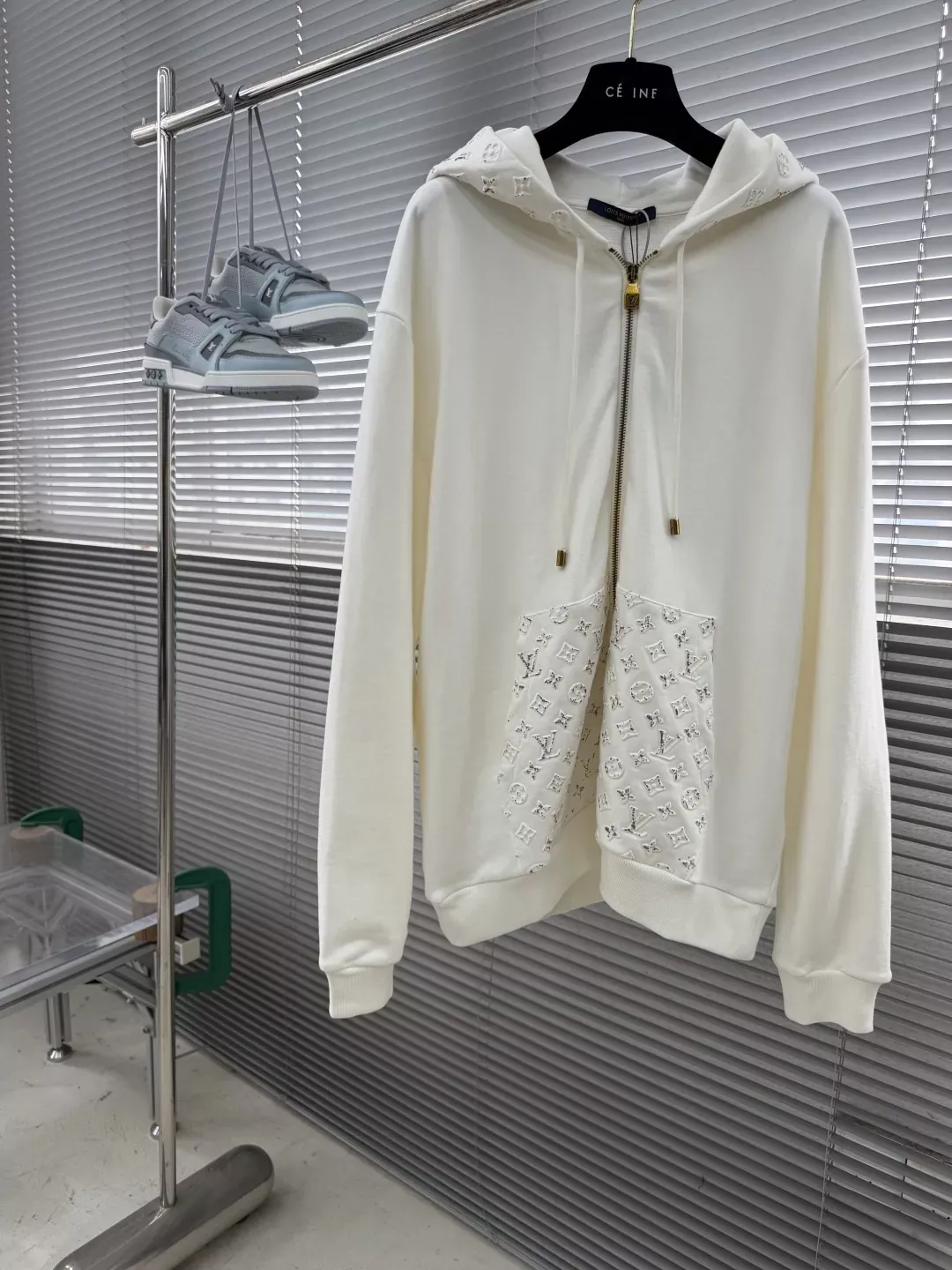 루이비통 반사 엠보 로고 후드 남녀공용 후드 재킷 상세 이미지 1