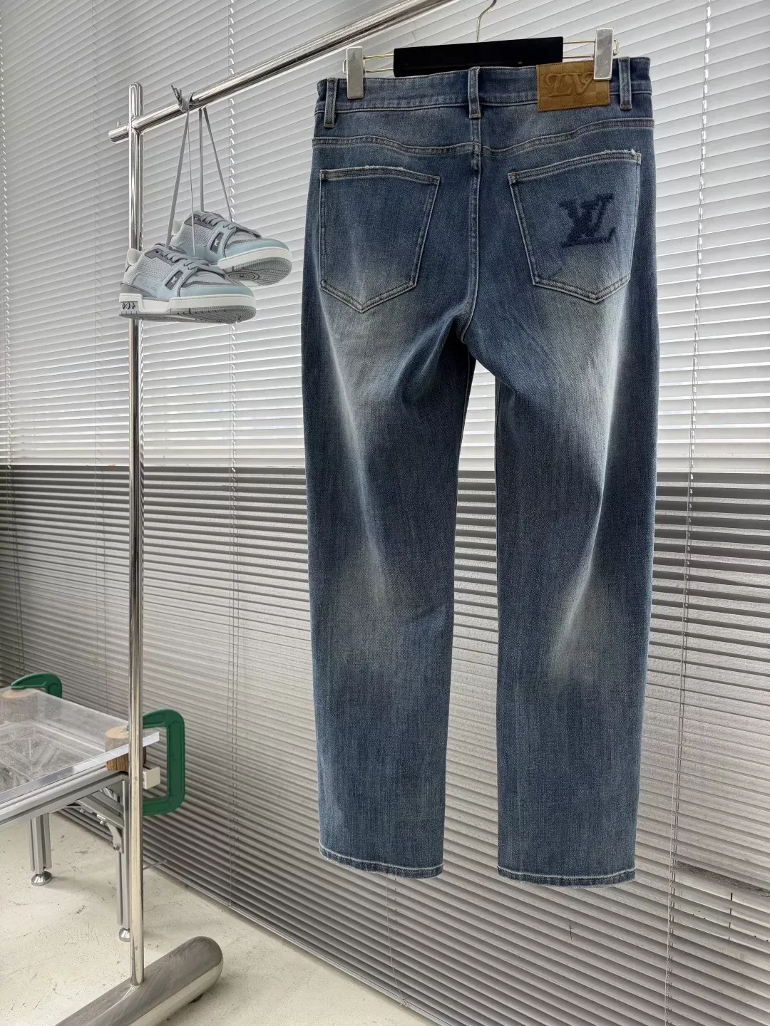 루이비통 워시드 스트레이트 남녀공용 데님 팬츠 상세 이미지 2