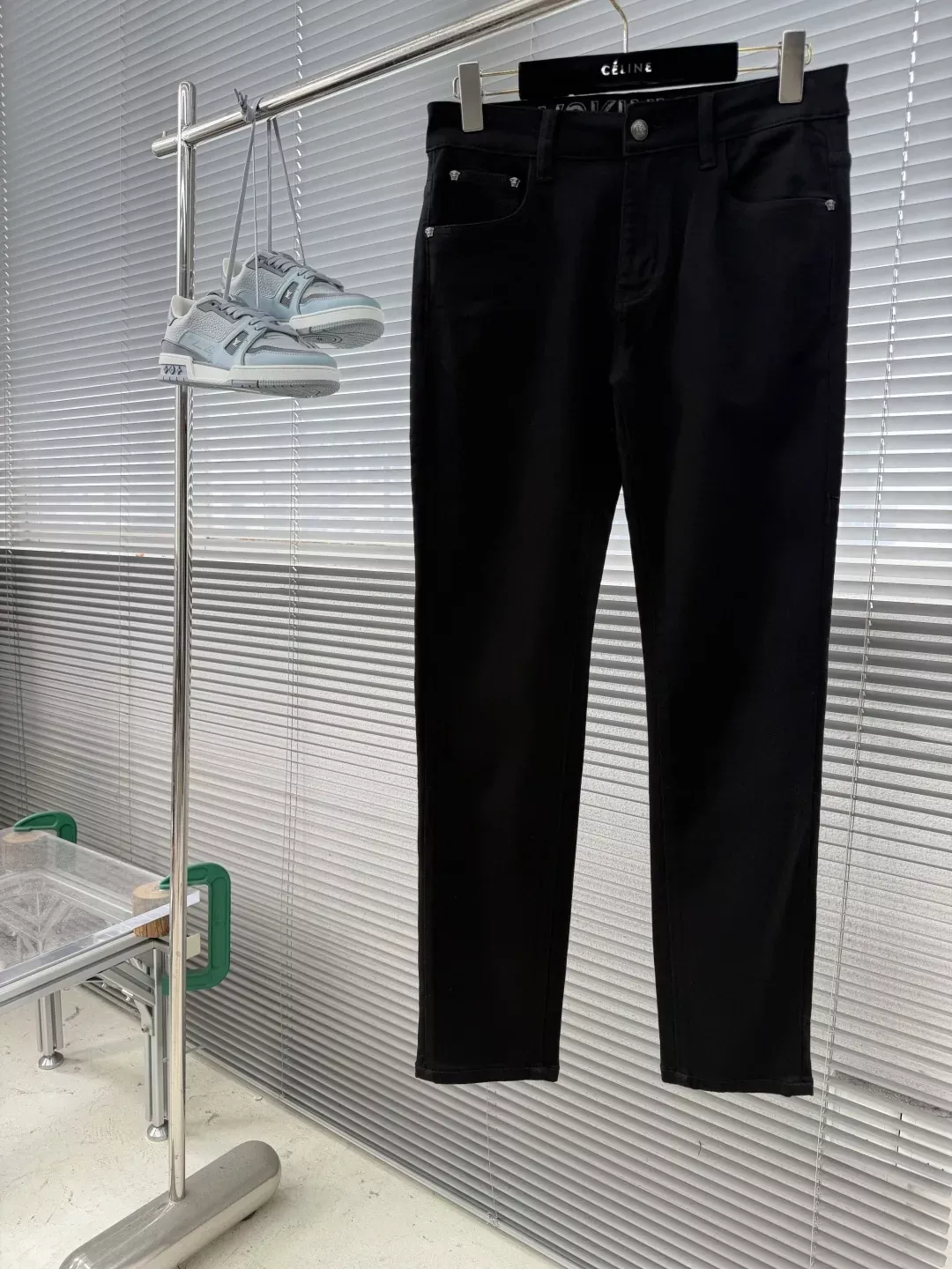 베르사체 메두사 자수 슬림핏 남녀공용 데님 팬츠 상세 이미지 1