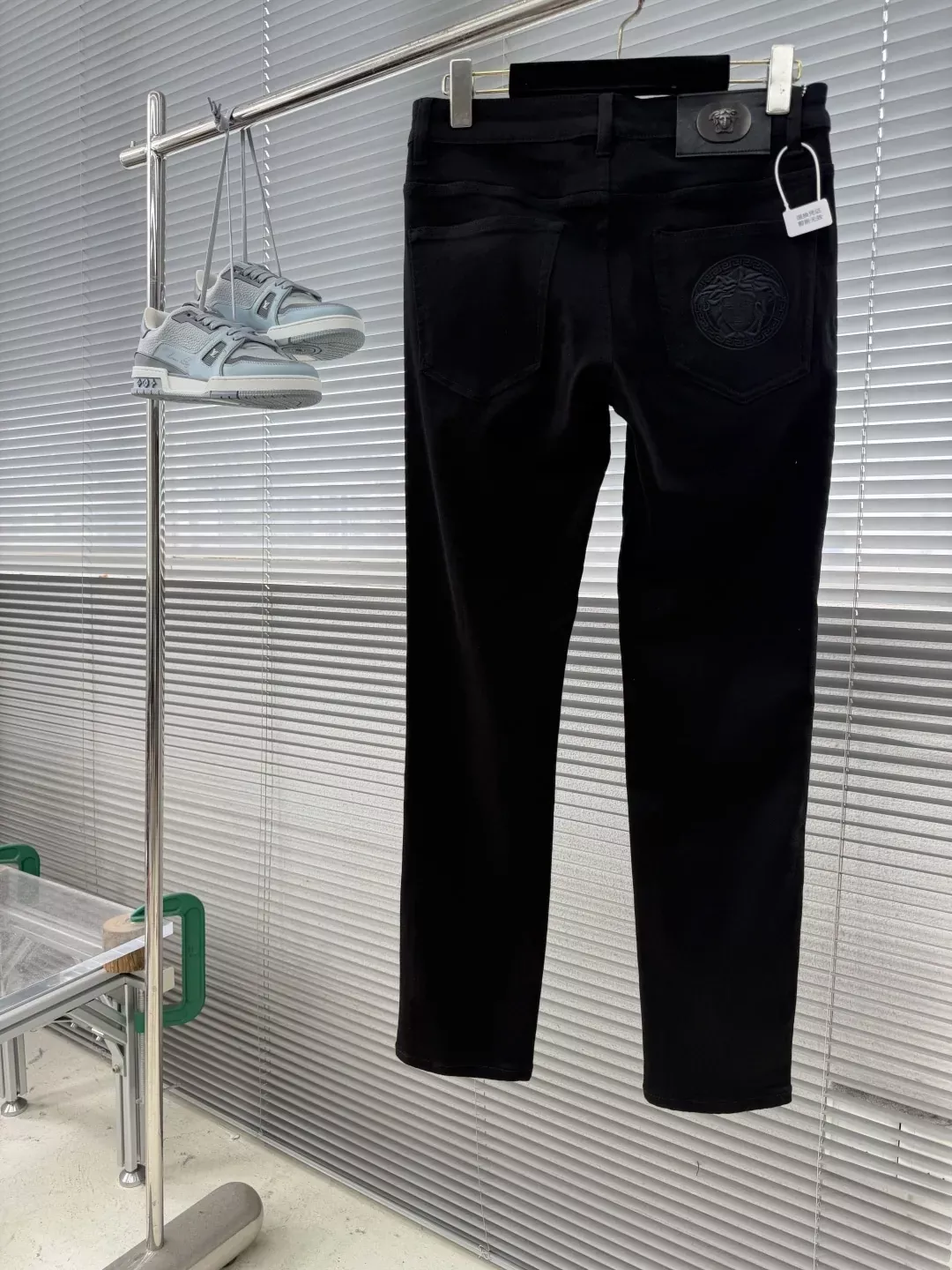 베르사체 메두사 자수 슬림핏 남녀공용 데님 팬츠 상세 이미지 2
