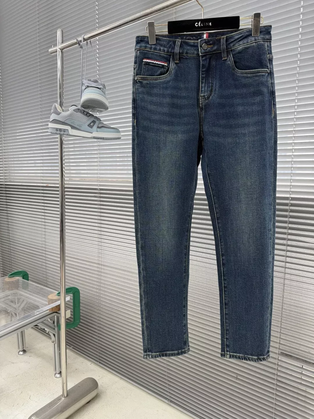 몽클레어 스트레이트 핏 워싱 남녀공용 데님 팬츠 상세 이미지 1