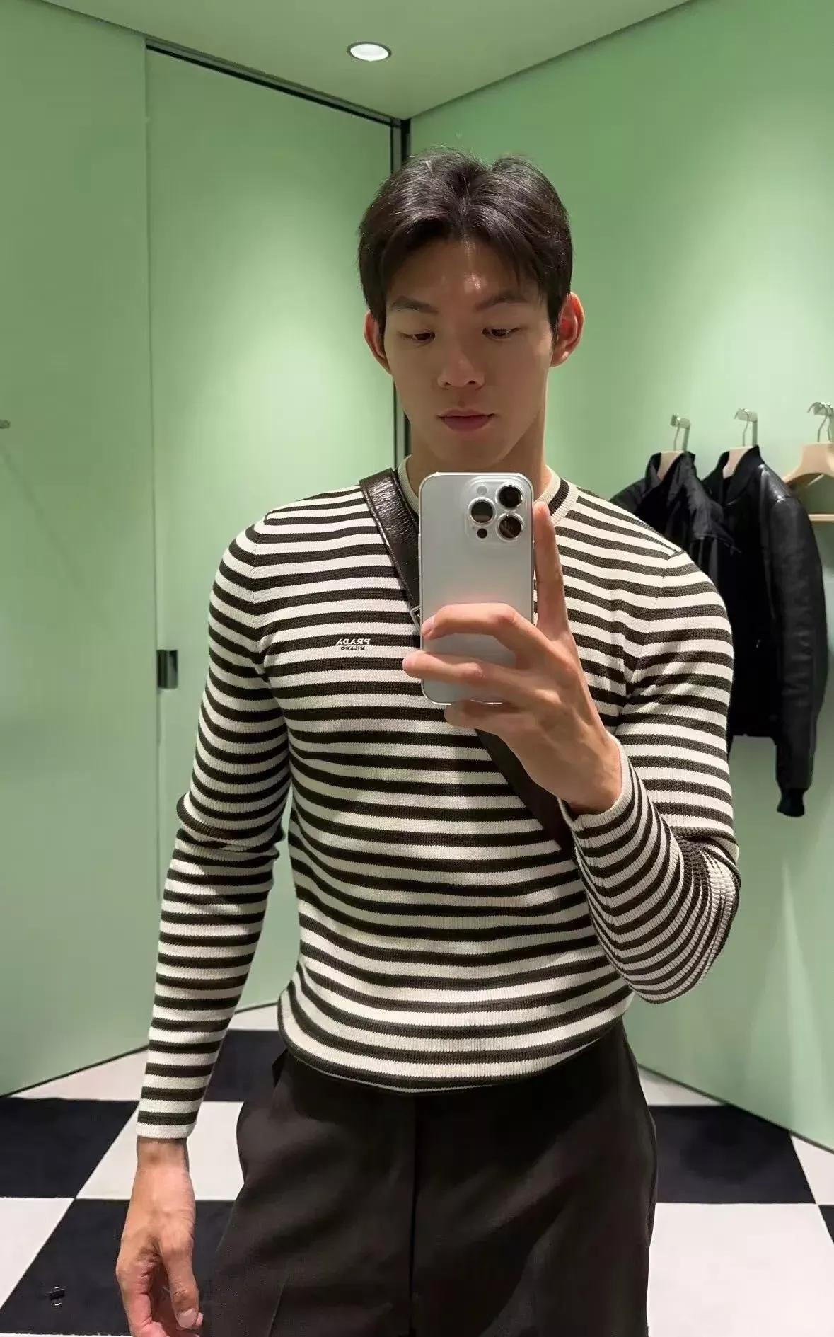 프라다 스트라이프 울혼방 긴소매 남녀공용 긴소매 니트 상세 이미지 25