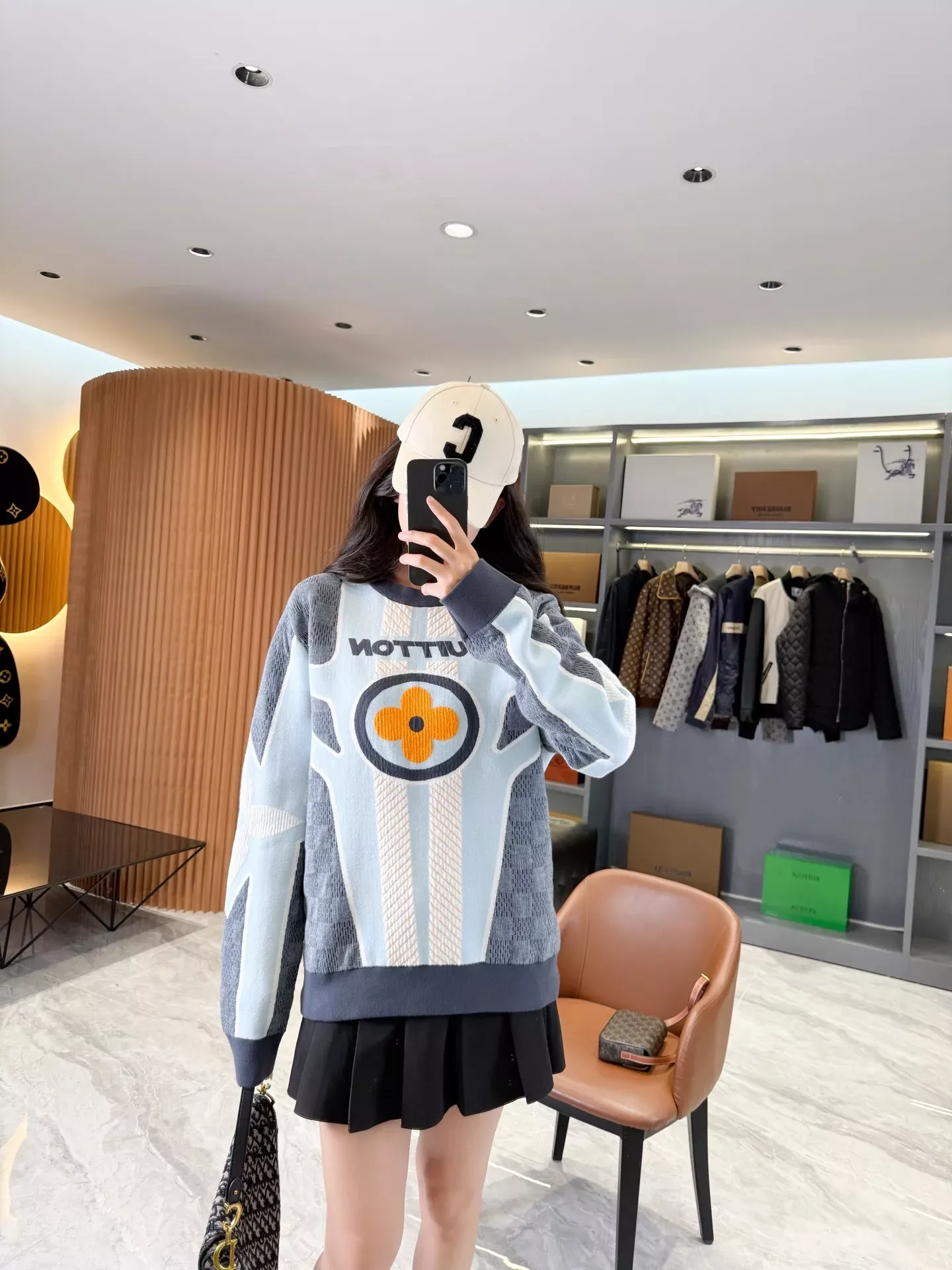 루이비통 체커보드 자카드 맨투맨 티셔츠 상세 이미지 42