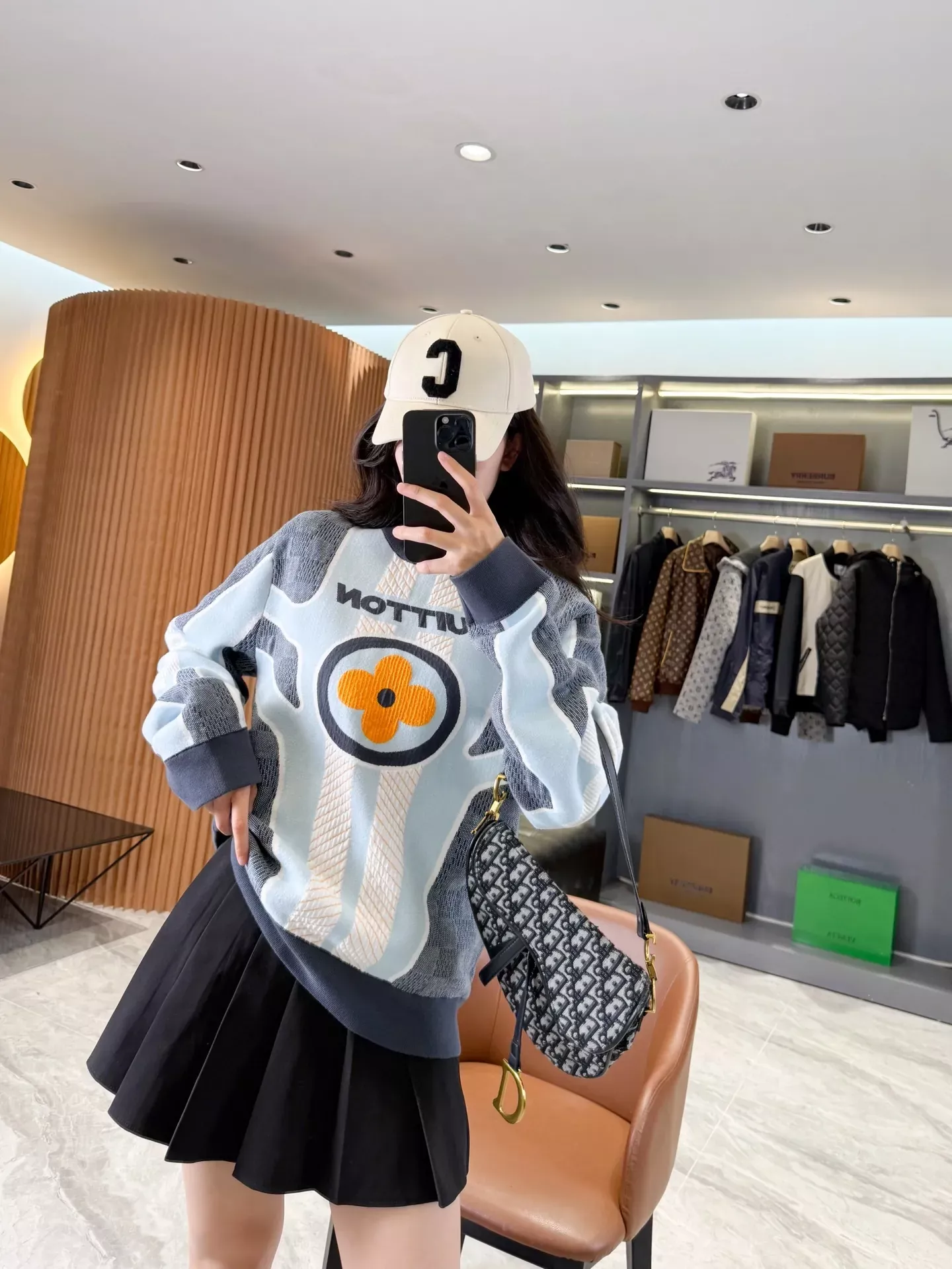 루이비통 체커보드 자카드 맨투맨 티셔츠 상세 이미지 48