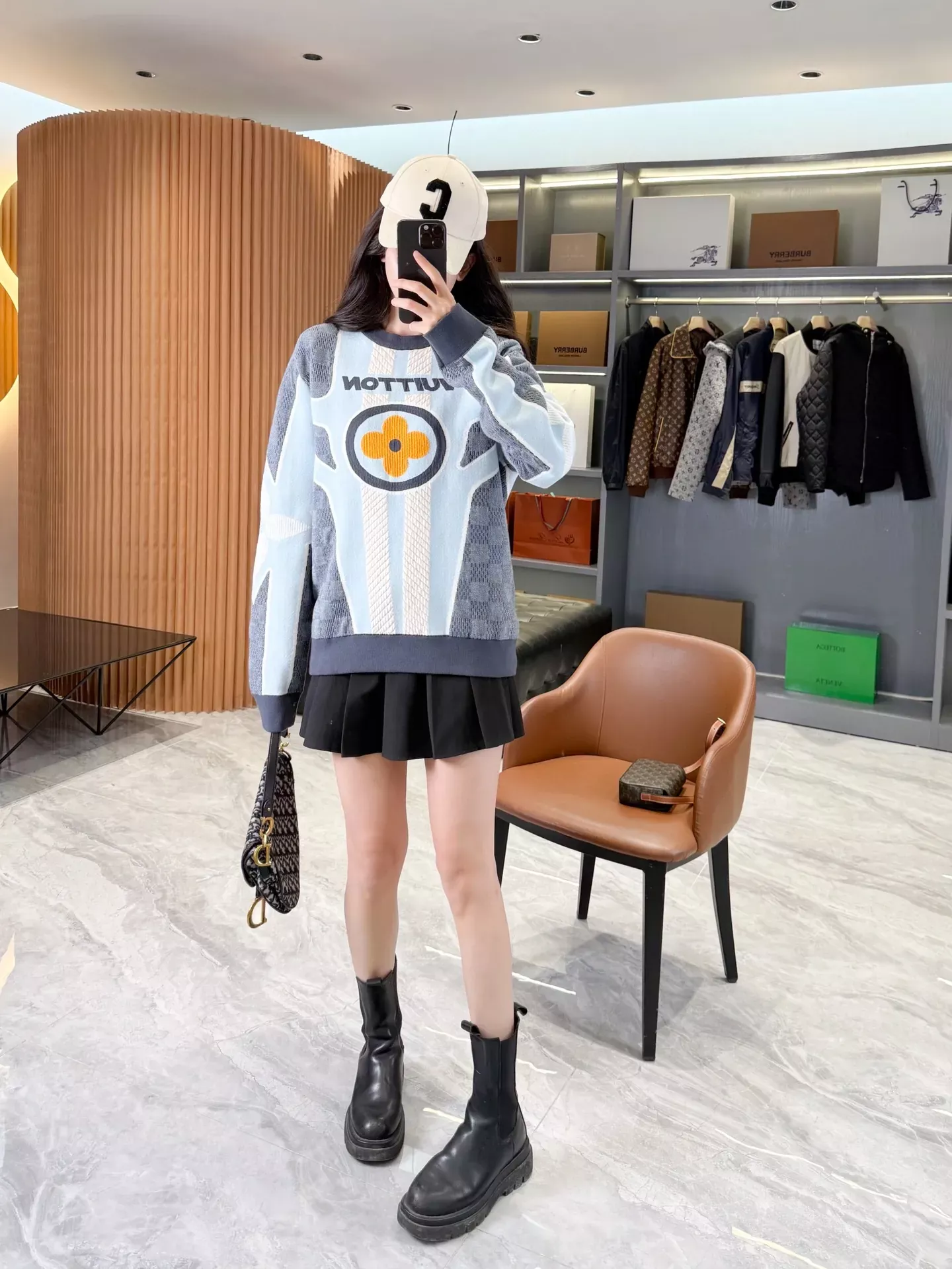 루이비통 체커보드 자카드 맨투맨 티셔츠 상세 이미지 50