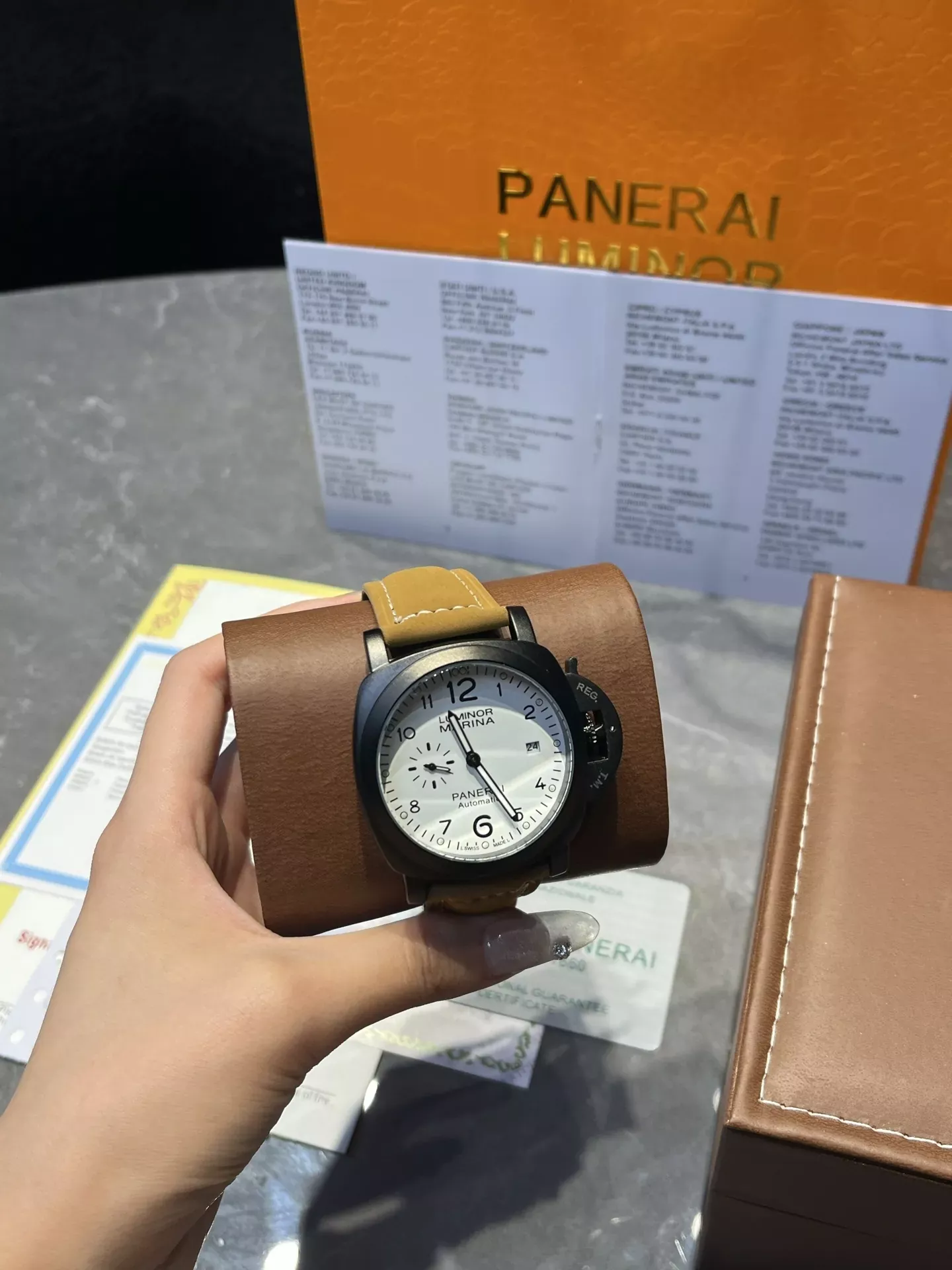 파네라이 루미노르 40mm 남성용 가죽 시계 상세 이미지 2