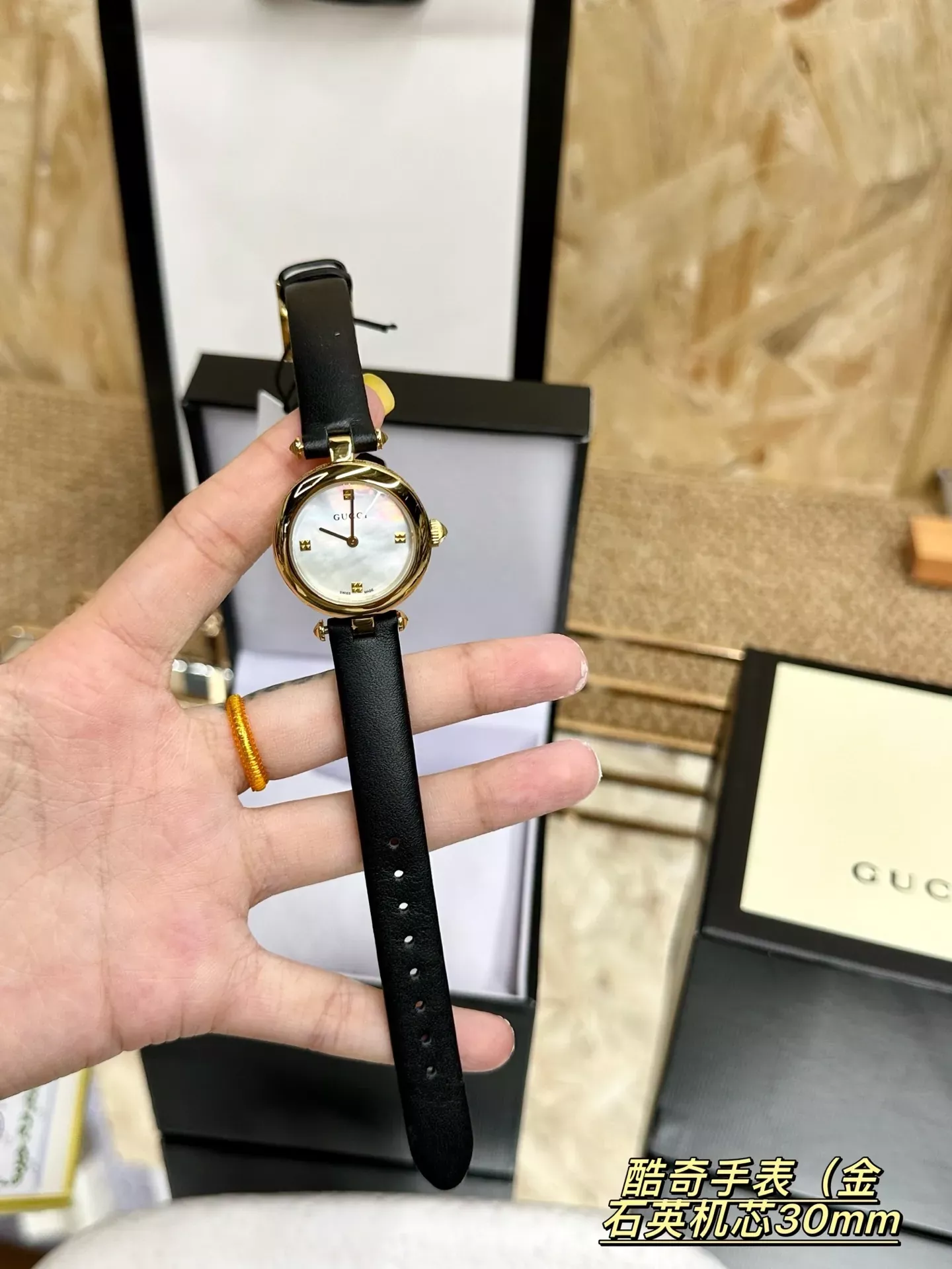 구찌 30mm 스틸 여성용 가죽 시계 상세 이미지 3