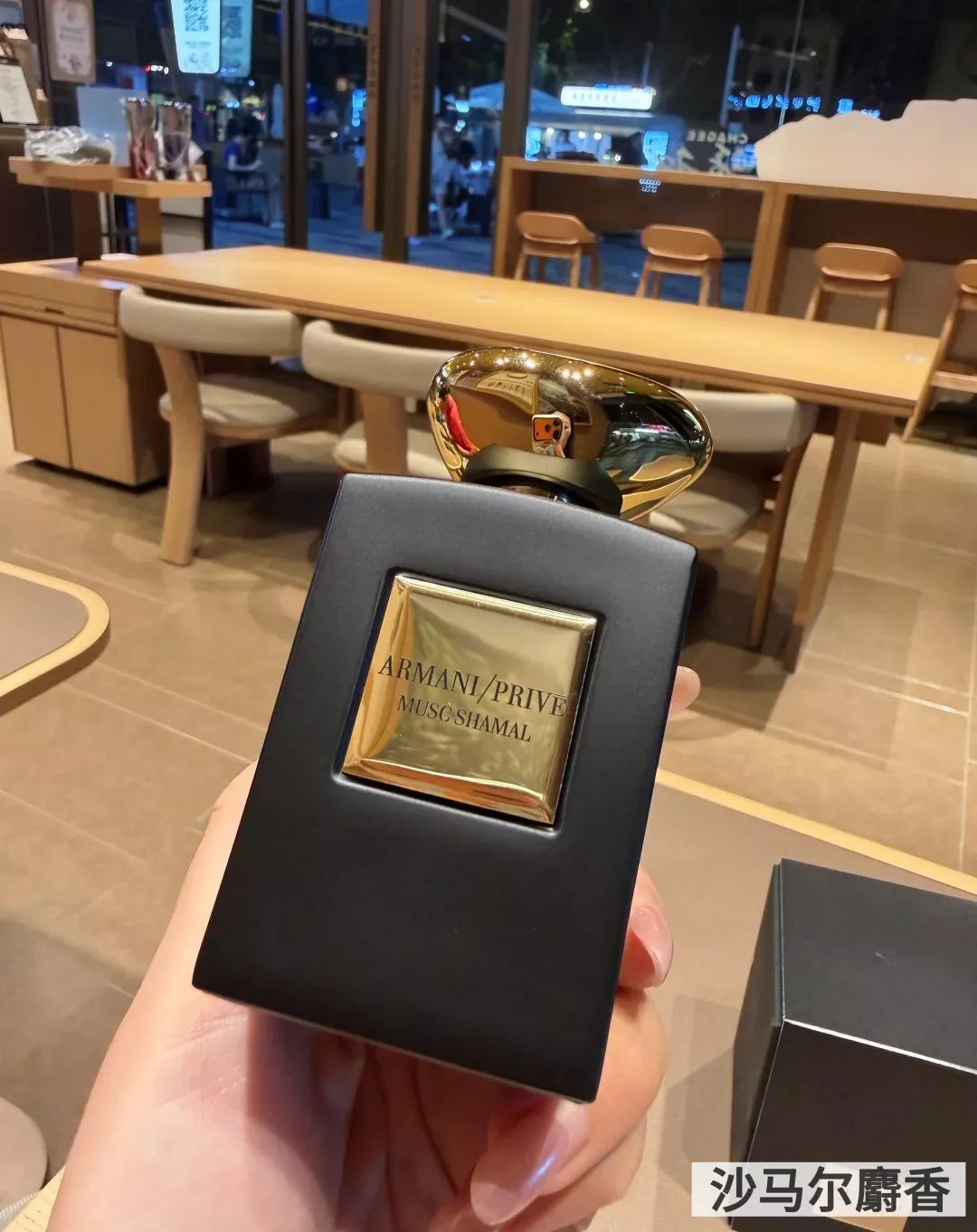 아르마니 화이트 머스크 블랙 보틀 EDP 향수 상세 이미지 8