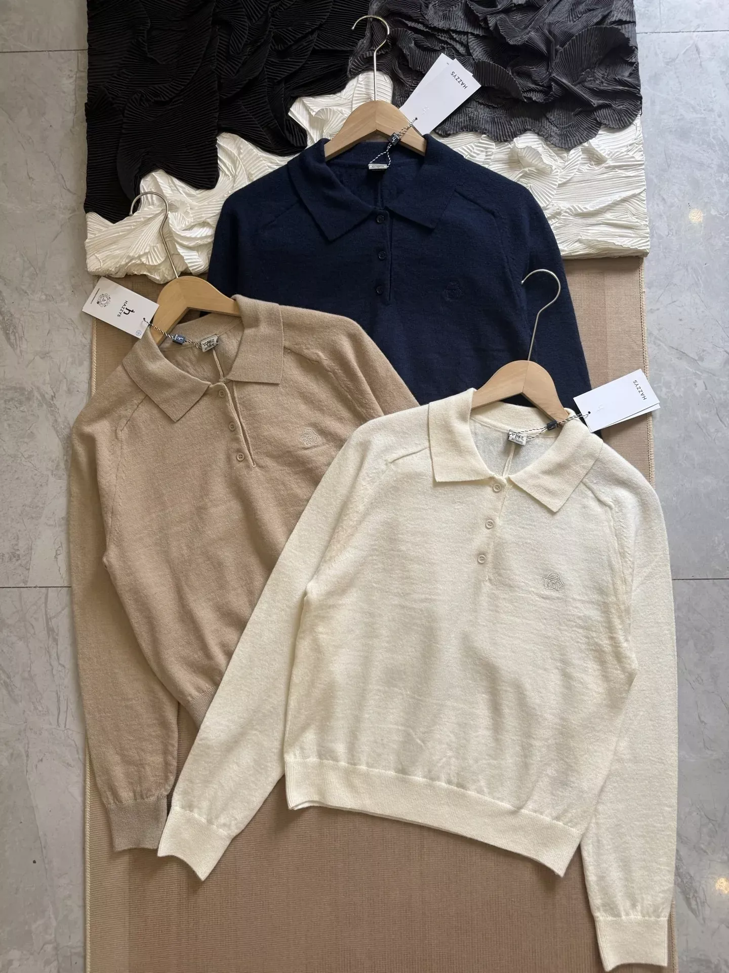 헤지스 울 카라 자수 여성용 긴소매 니트 상세 이미지 1