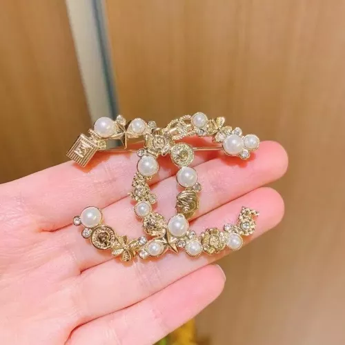 샤넬 향수병 진주 장식 브로치