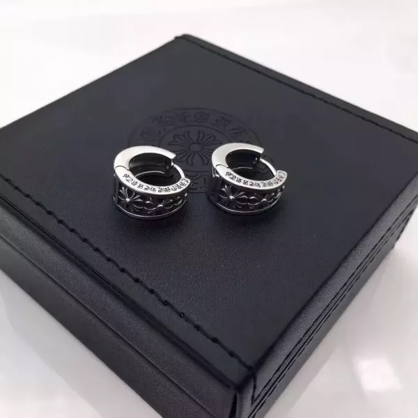 크롬하츠 십자가 장식 실버톤 귀걸이