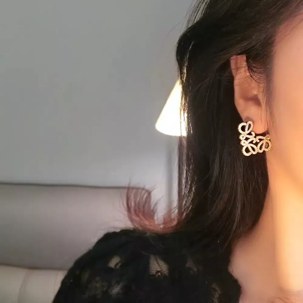 로에베 아나그램 로고 브라스 도금 귀걸이 상세 이미지 6