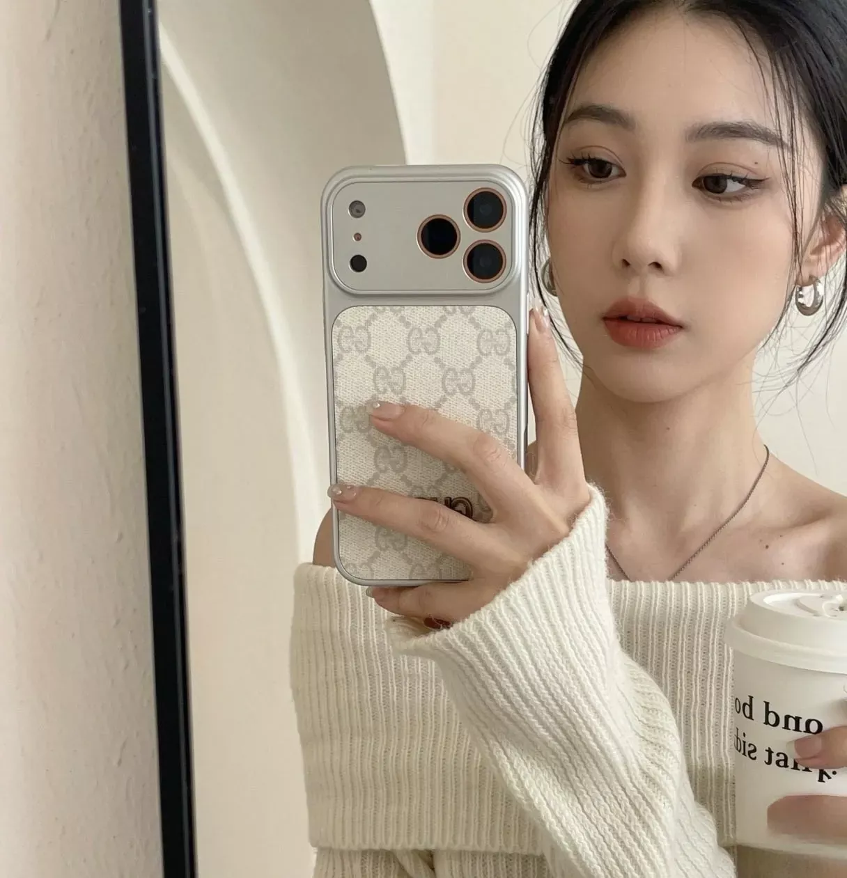 구찌 클래식 모노그램 카메라 아이폰 케이스 상세 이미지 11